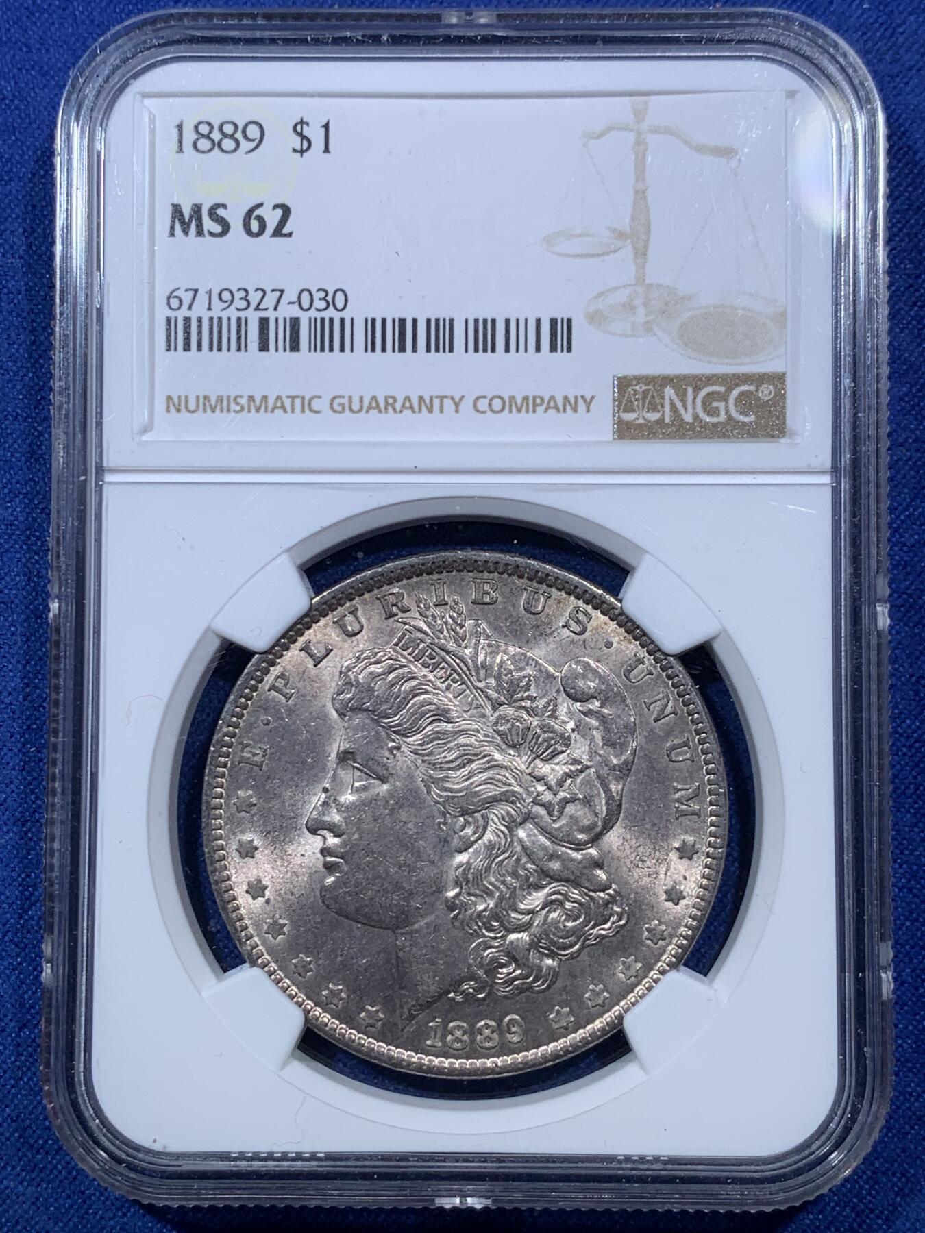 《竞宝斋》第293场- 周日，周一  2场连拍 （全场包邮） NGC MS62 美国 1889年 摩根1美元 正面浅红色均匀包浆