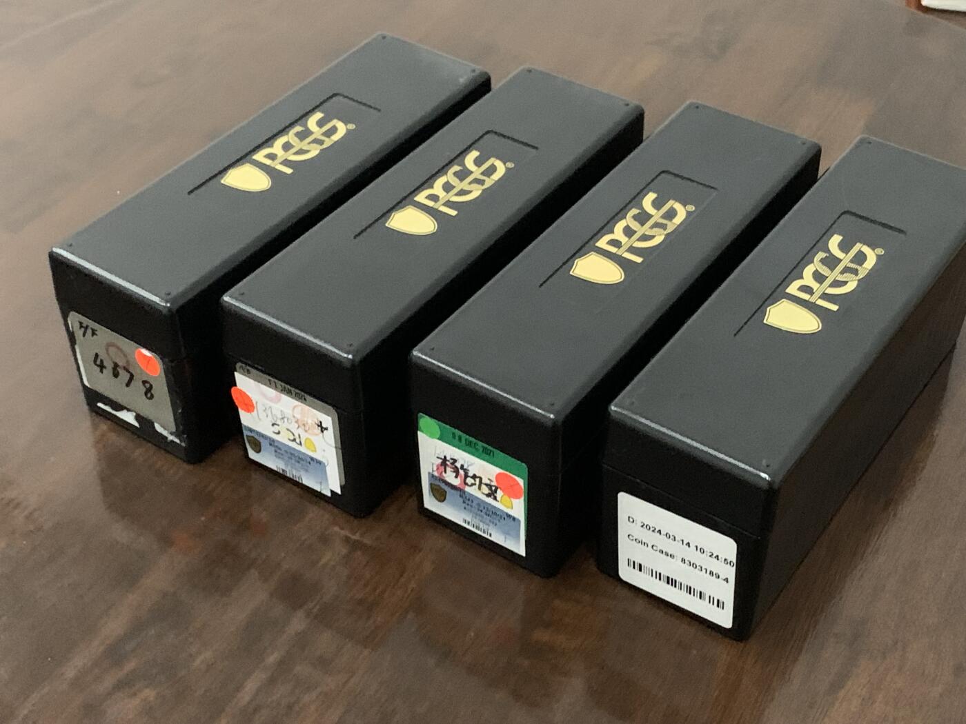 《竞宝斋》第293场- 周日，周一  2场连拍 （全场包邮） 4个一组 PCGS评级币包装盒 每个可放20枚评级币 细节见图