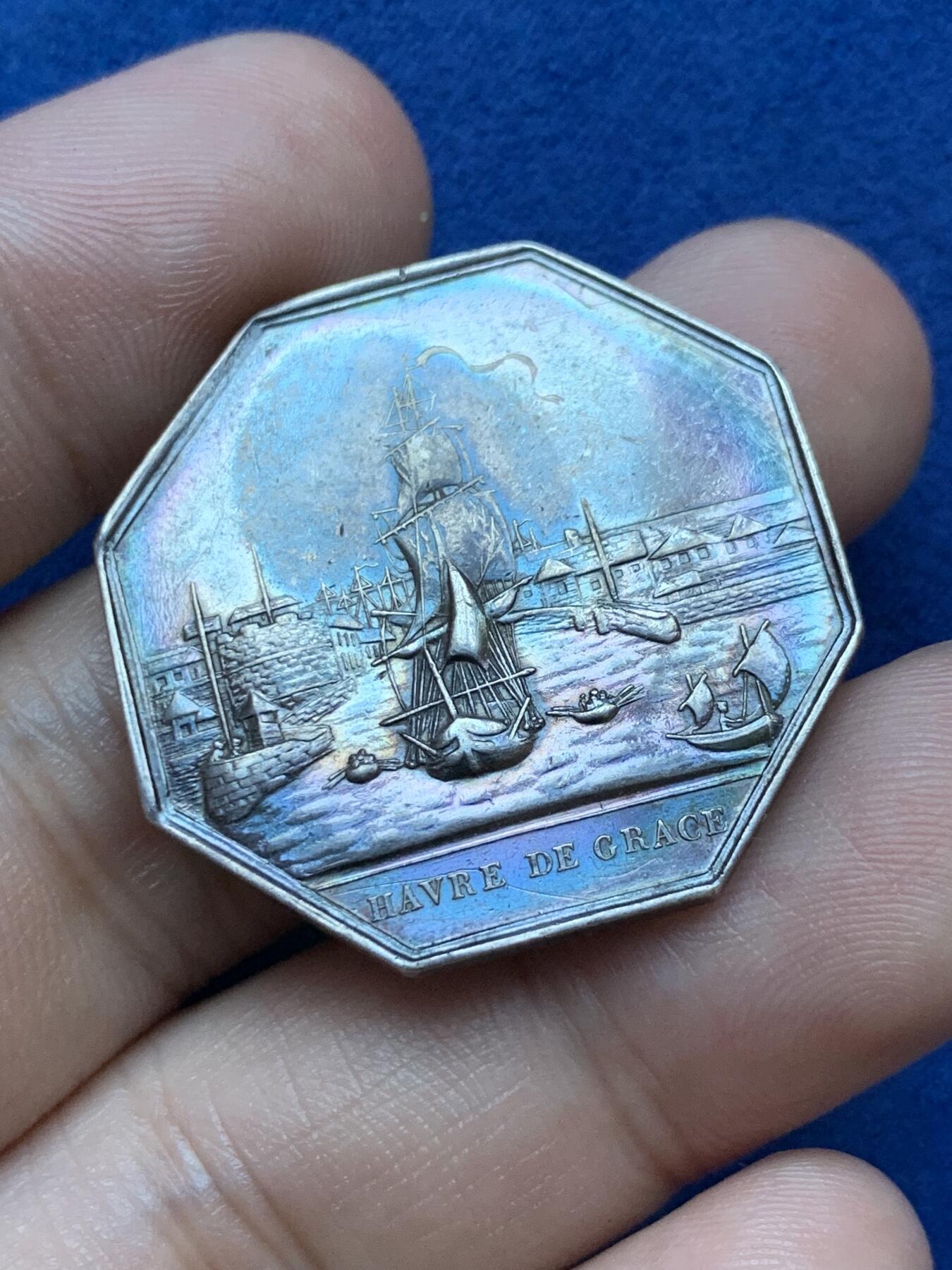 《竞宝斋》第293场- 周日，周一  2场连拍 （全场包邮） 法国勒阿弗尔商会八角银质代币 14克 31.9mm 神灯边铭 人像面左右有打磨痕迹 包浆非常漂亮