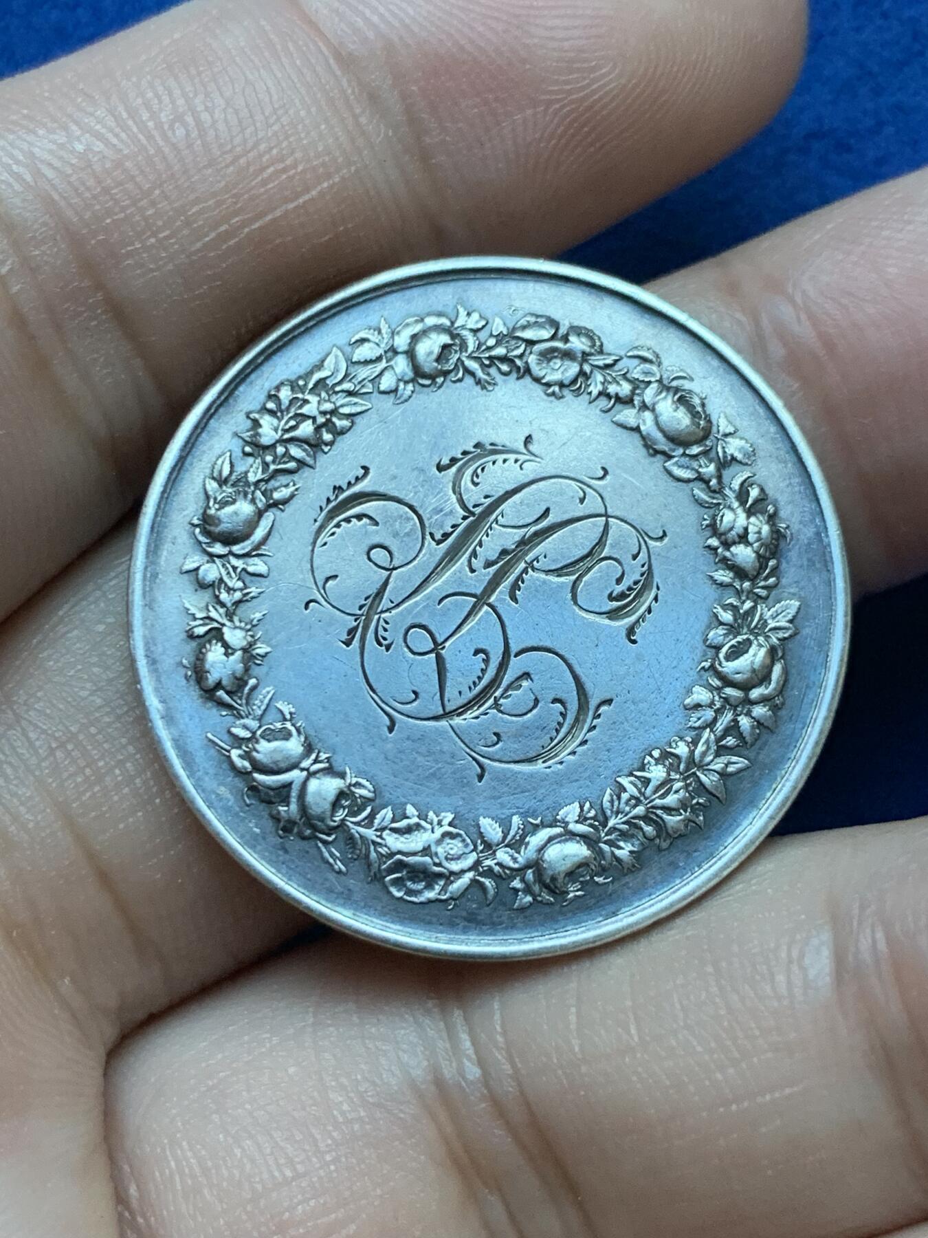 《竞宝斋》第293场- 周日，周一  2场连拍 （全场包邮） 半跪牵手版结婚银章 13.9g 31.7mm 边铭1883 丰饶角银标