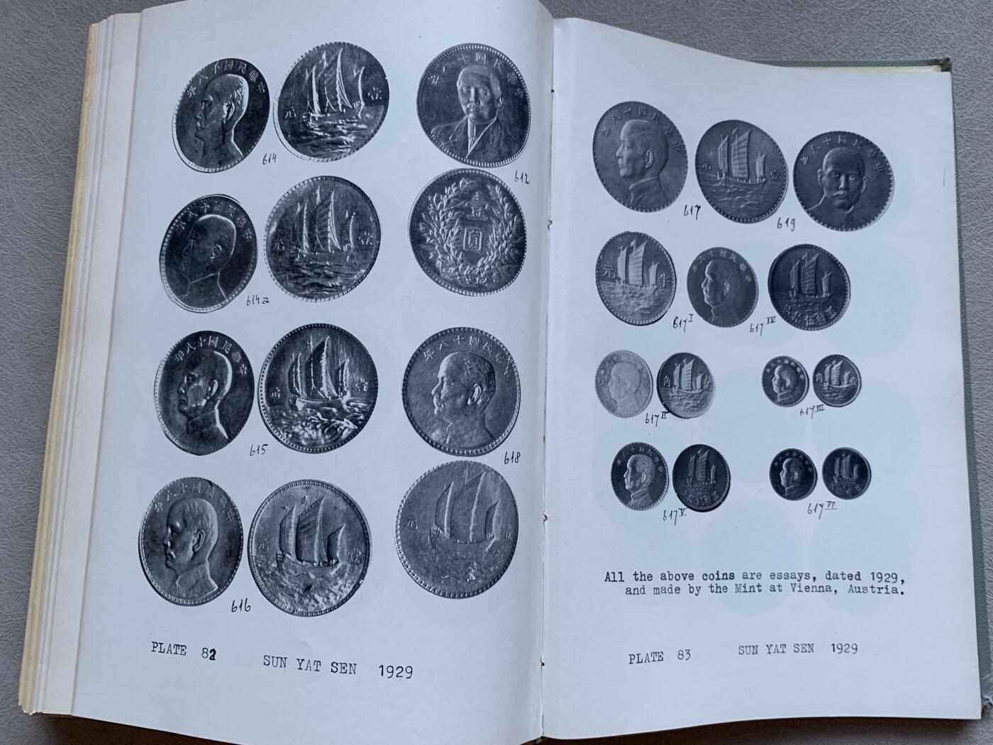 《竞宝斋》第293场- 周日，周一  2场连拍 （全场包邮） 耿爱得《中国币图说汇考》1954年原版，麦稀奇首见。耿爱得原籍奥地利，1902年赴上海英商银行服务，在华从事金融相关工作长达47年，本书图文并茂，研究考证细致全面，资料详实，堪称中国近代机制币不朽之作。精装本，非常厚，细节见图。