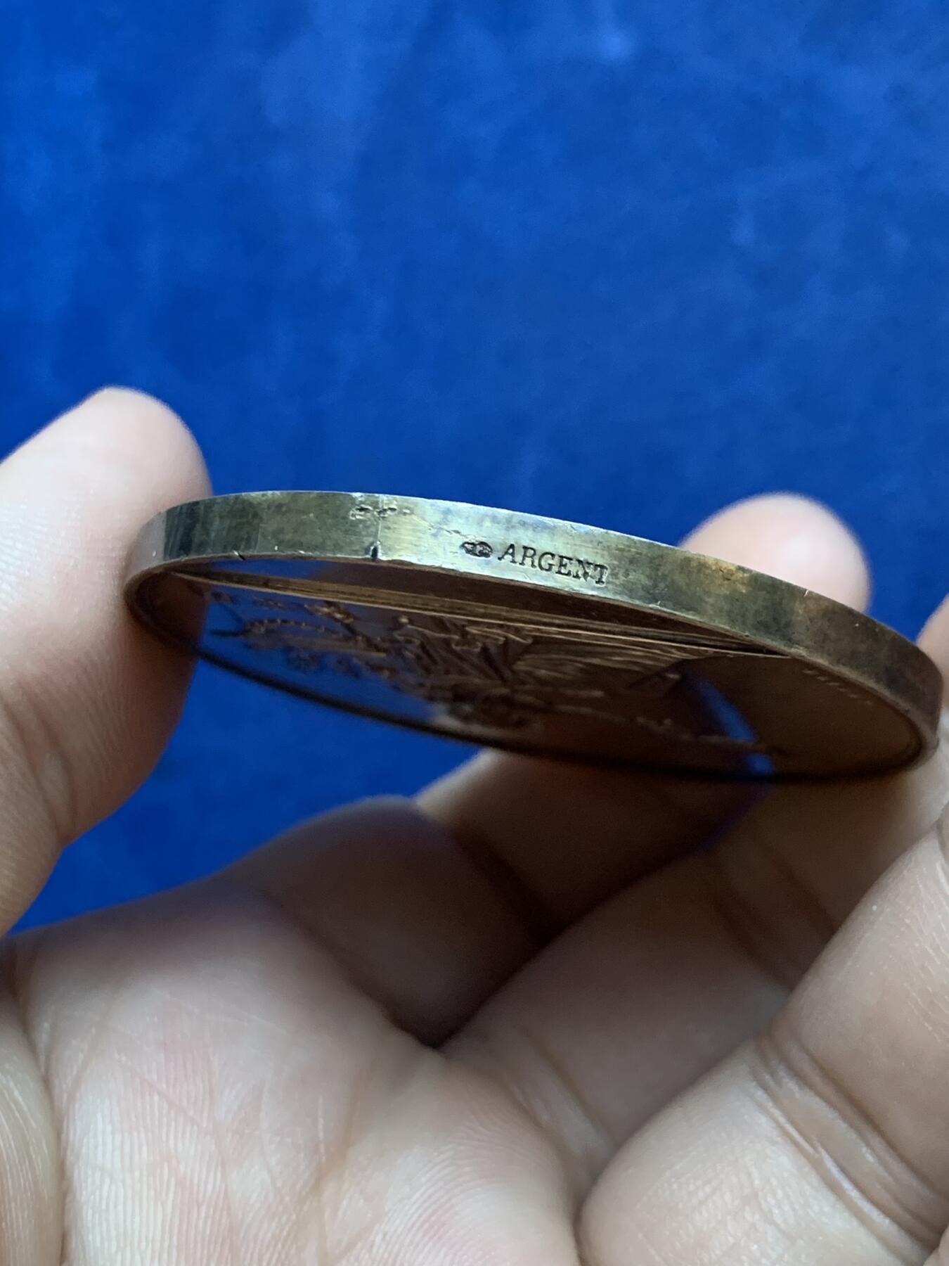 《竞宝斋》第293场- 周日，周一  2场连拍 （全场包邮） 18-19世纪法国巴黎鎏金大银章 直径50.5mm 重量66.5g 高点很不错 细节见图