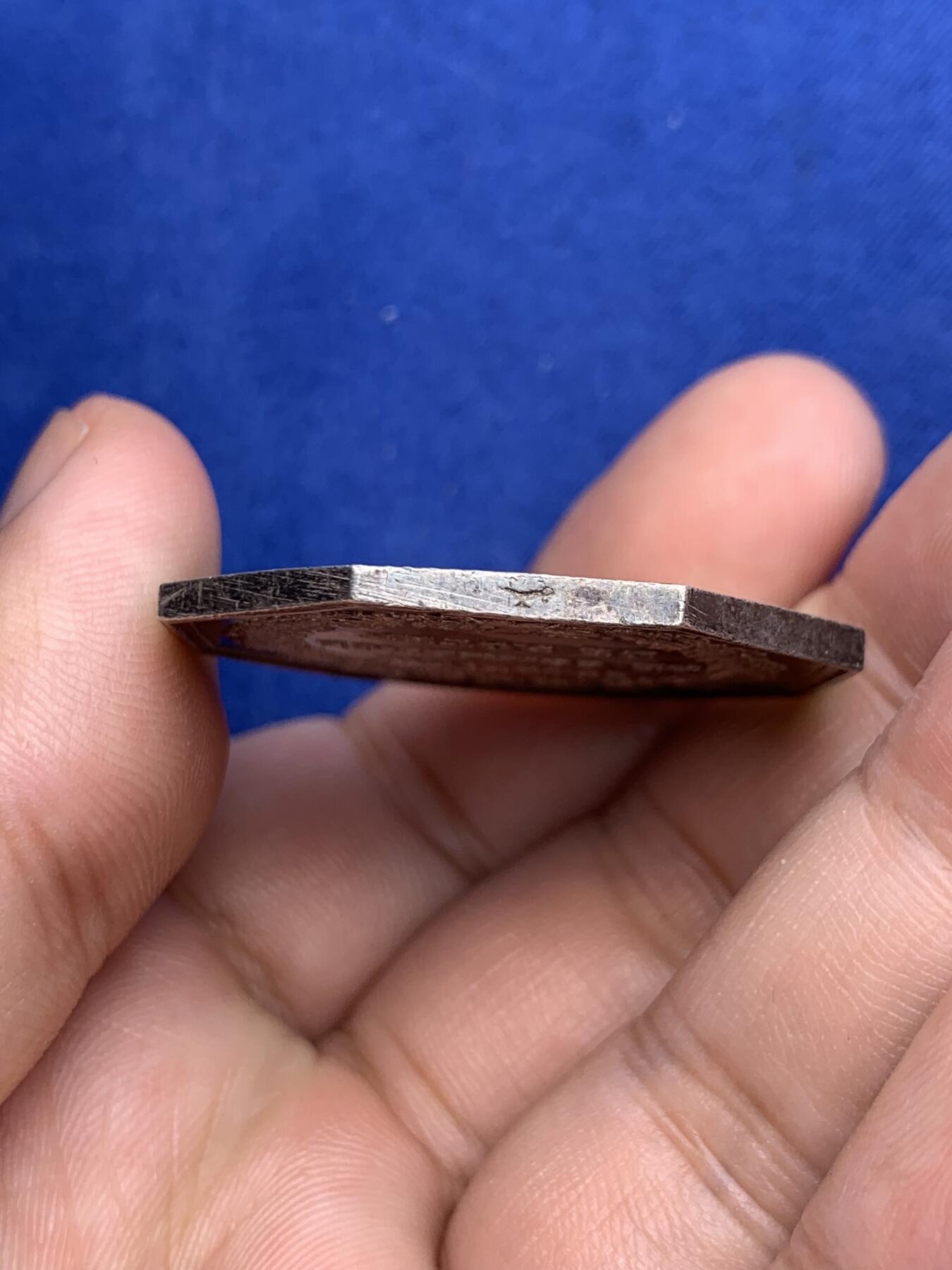 《竞宝斋》第293场- 周日，周一  2场连拍 （全场包邮） 法国鲁昂商事法院八角银质代币 19.9g 36mm 早期油灯边铭 背面带彩