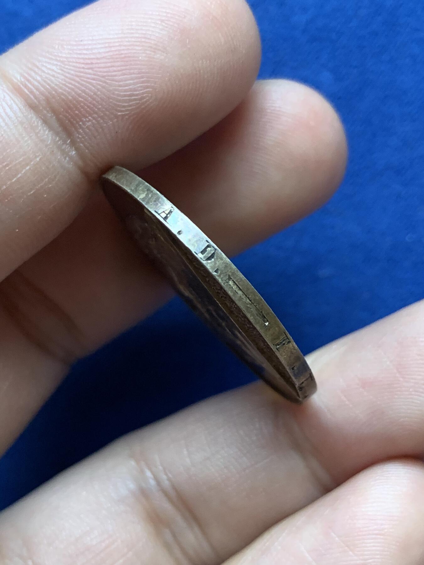 《竞宝斋》第293场- 周日，周一  2场连拍 （全场包邮） 执子之手结婚银章 13.4g 31.7mm 边铭1855 少见版式