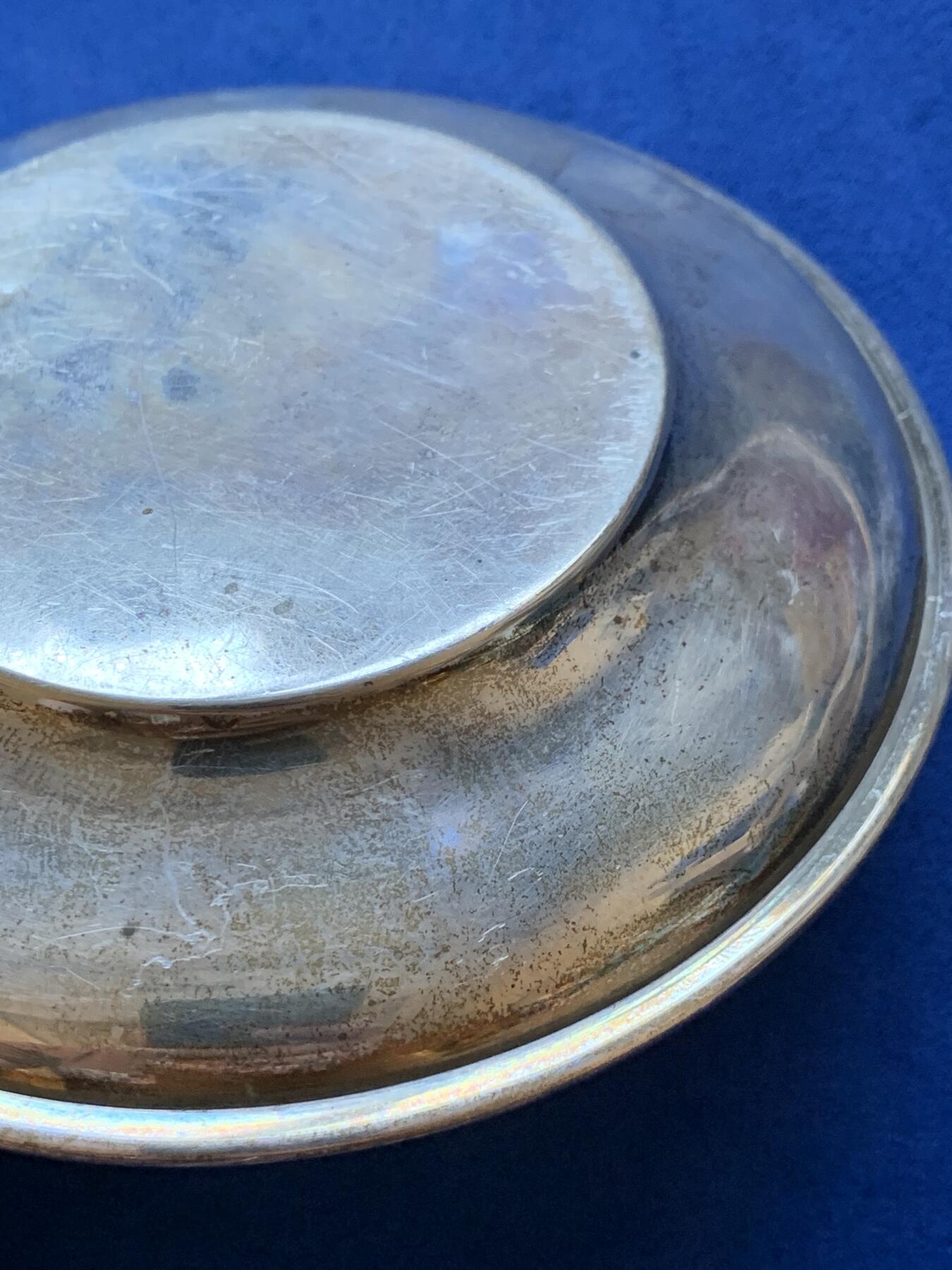 《竞宝斋》第293场- 周日，周一  2场连拍 （全场包邮） 英国古董银盘 中间是北洋双旗纪念章 1926年伯明翰制造 船锚标走狮银标年份标齐全 直径约117mm 重约63.5g