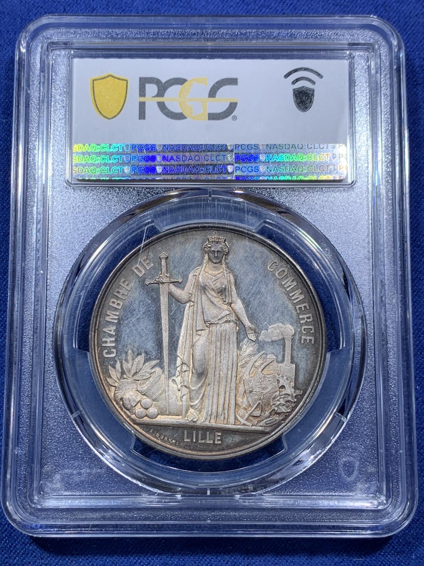 《竞宝斋》第293场- 周日，周一  2场连拍 （全场包邮） PCGS SP64 唯一亚军 法国1867年拿破仑三世参访里尔大银章，背面持剑女武神，细节惊人。类精制底板，顶级幻彩包浆，仅1枚更高分65。此前65分麦稀奇4月份3400元不含佣成交