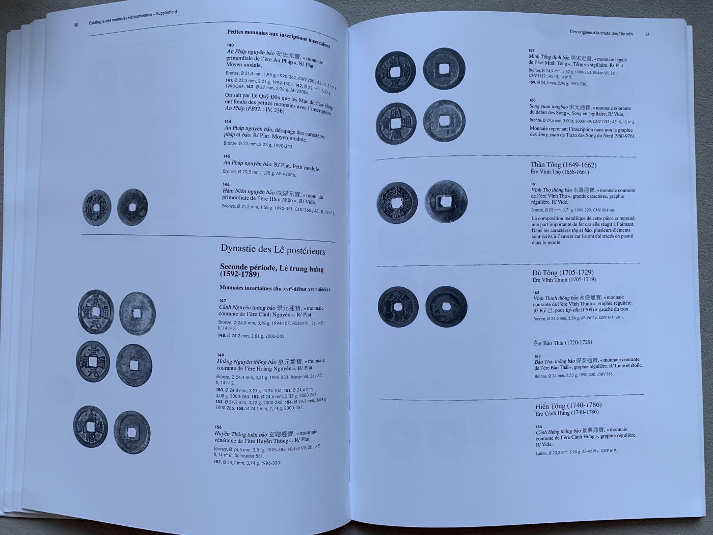 《竞宝斋》第293场- 周日，周一  2场连拍 （全场包邮） 两本一套 安南硬币图录及增补刊，绝版收藏级书籍，原刊为法国著名安南学者蒂埃里·弗朗索瓦于1987年出版并在2001年出版增补刊。A4纸大小。