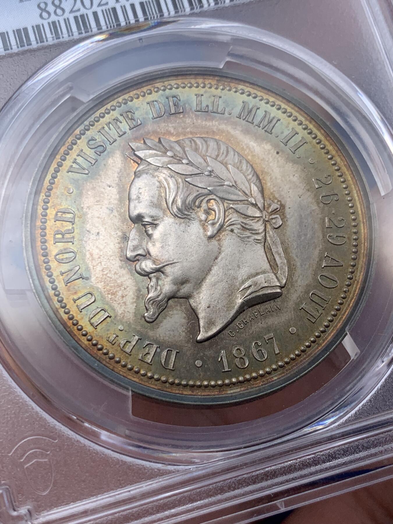 《竞宝斋》第293场- 周日，周一  2场连拍 （全场包邮） PCGS SP64 唯一亚军 法国1867年拿破仑三世参访里尔大银章，背面持剑女武神，细节惊人。类精制底板，顶级幻彩包浆，仅1枚更高分65。此前65分麦稀奇4月份3400元不含佣成交