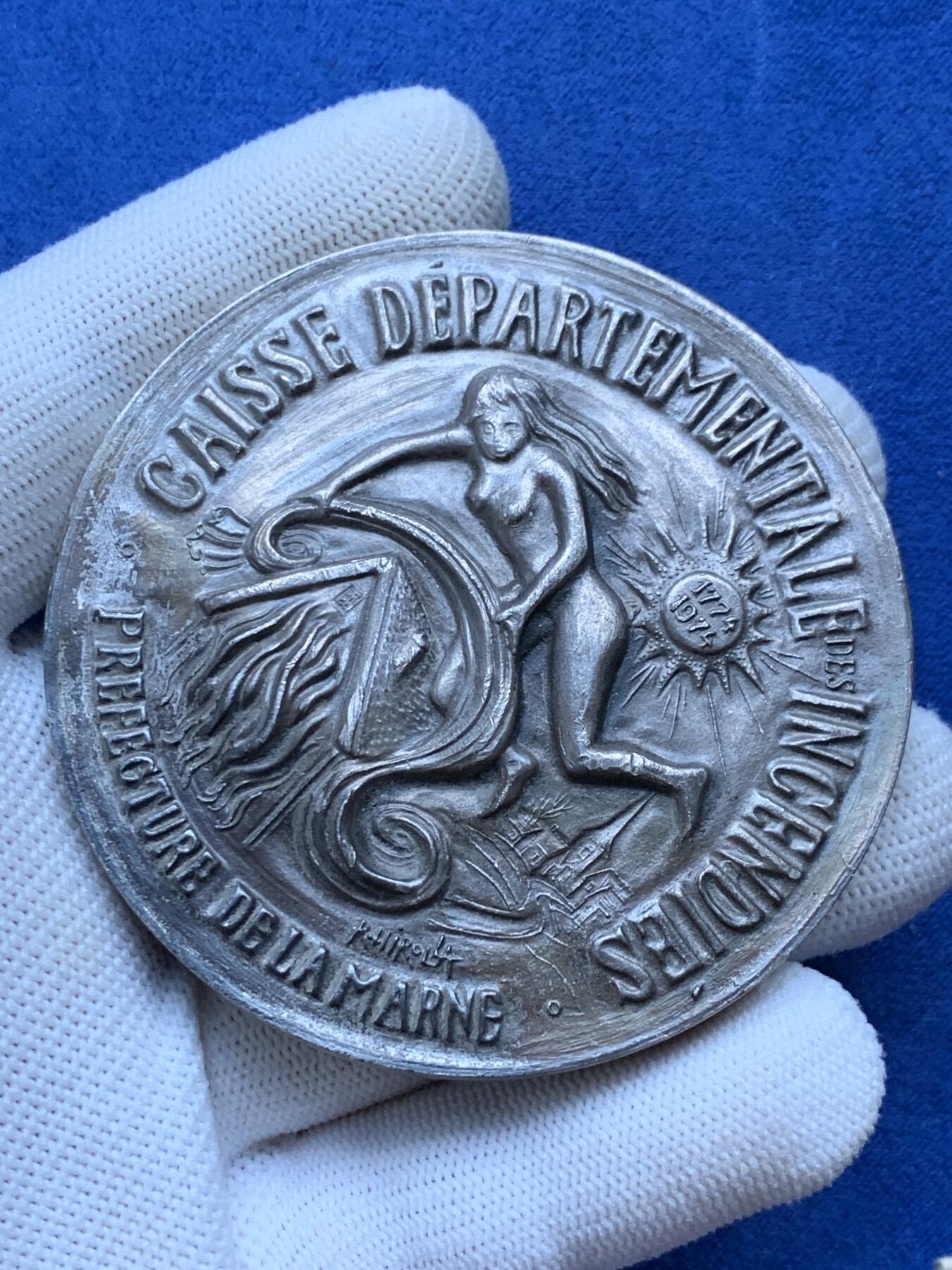 《竞宝斋》第293场- 周日，周一  2场连拍 （全场包邮） 法国1974年大银章 马恩省消防基金200周年纪念银章 清凉少女 直径约67.5mm 厚重约178g 边铭丰饶角1ARGENT 950银