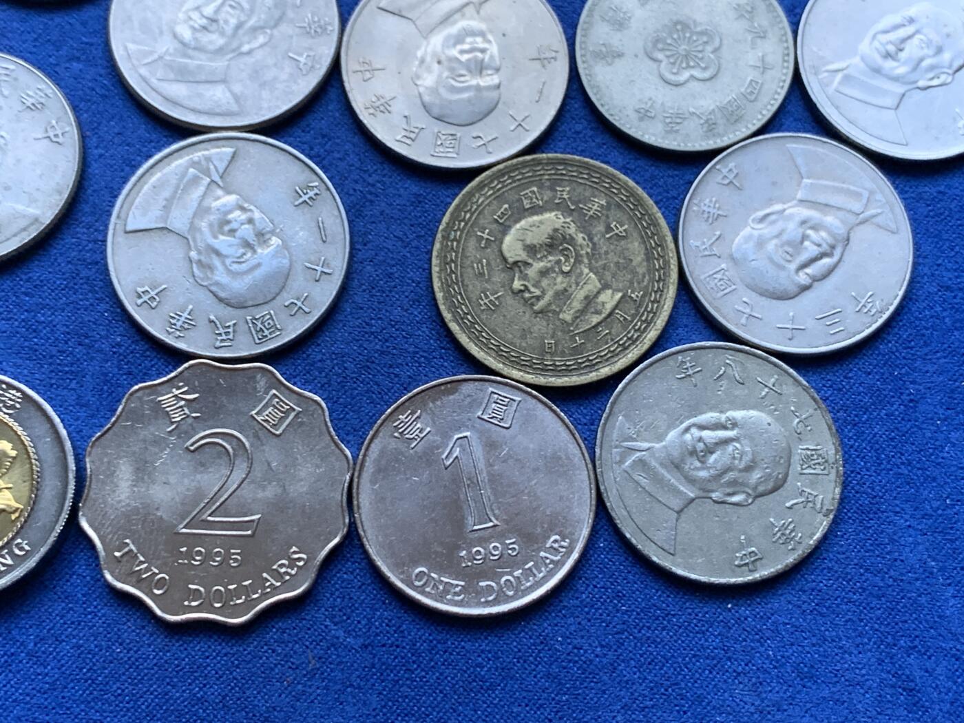 《竞宝斋》第293场- 周日，周一  2场连拍 （全场包邮） 16枚一组 港澳台流通币套装 明细：好品巧克力包浆地瓜五角1枚＋早期民国49年份兰花一元2枚+蒋介石像10元台币10枚＋全新卷拆香港流通币3枚