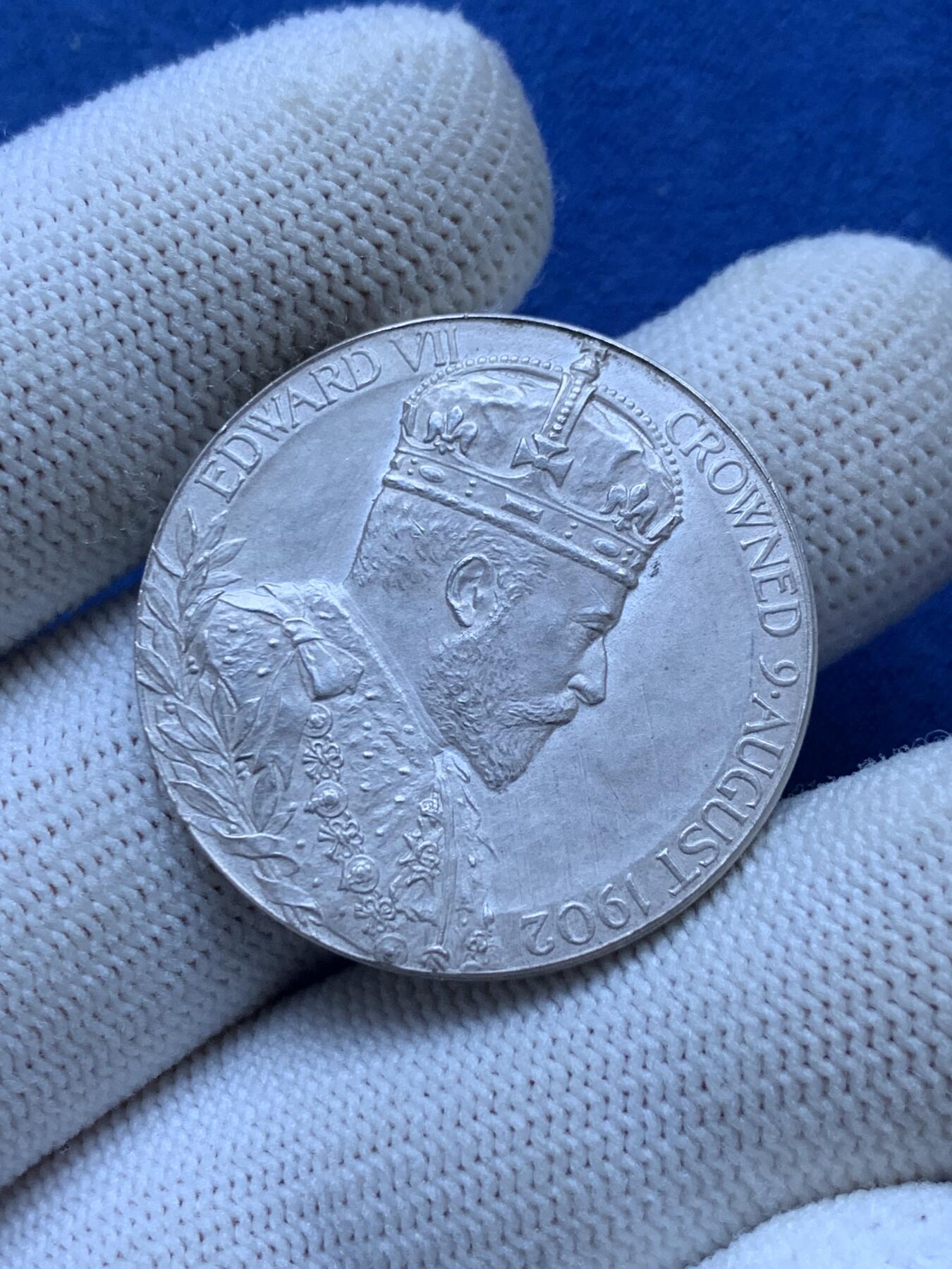 《竞宝斋》第293场- 周日，周一  2场连拍 （全场包邮） 英国1902年爱德华七世登基加冕小银章 附带原信封纸袋 品相佳