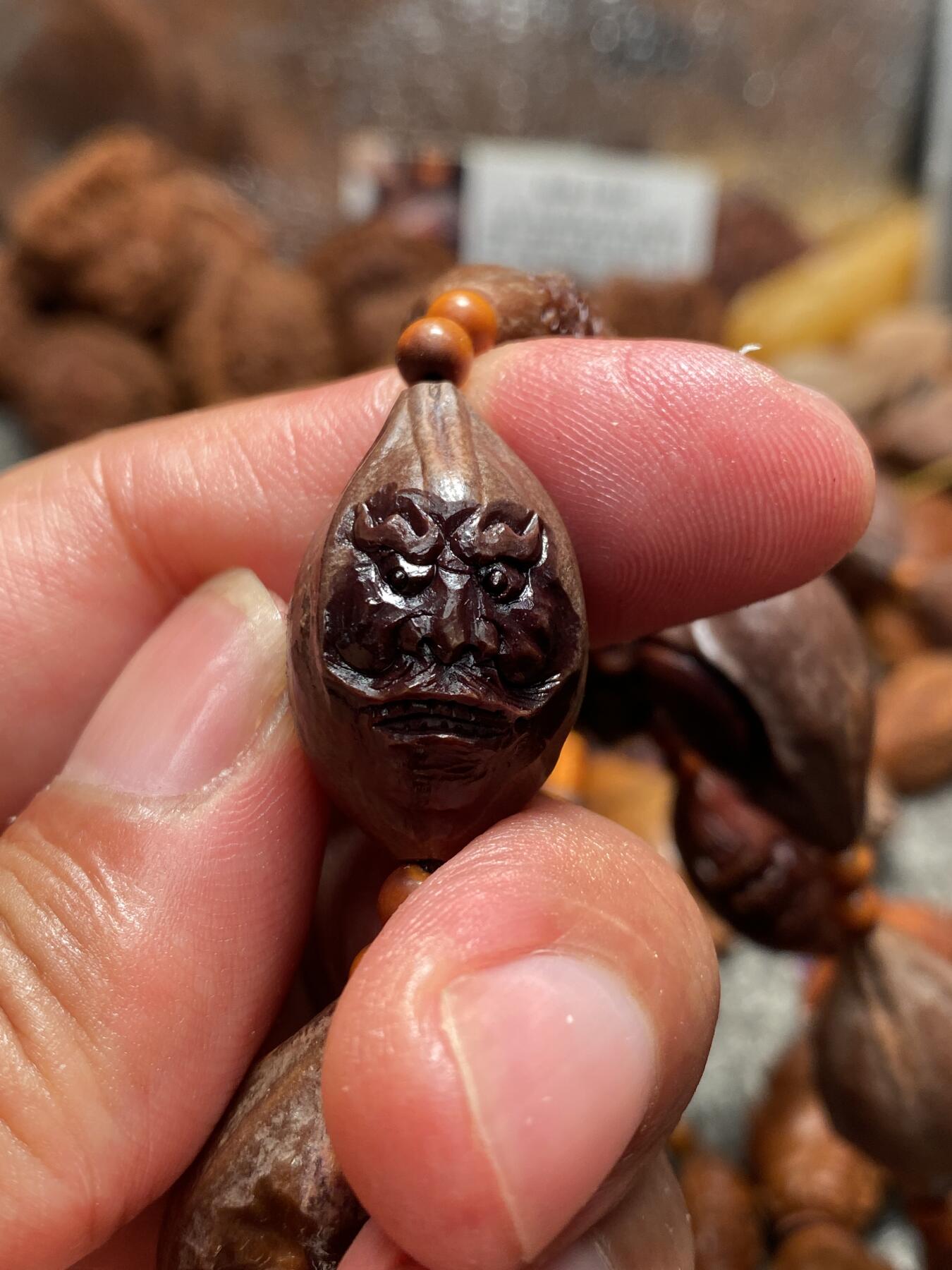 苏工手工核雕传统非物质文化遗产 福利苏工核雕手工紫核十八罗汉留刀痕手作，天然紫核，紫润光泽好，6个月能包桨的硬货尺寸1.7x2。9喜欢的来价格不贵