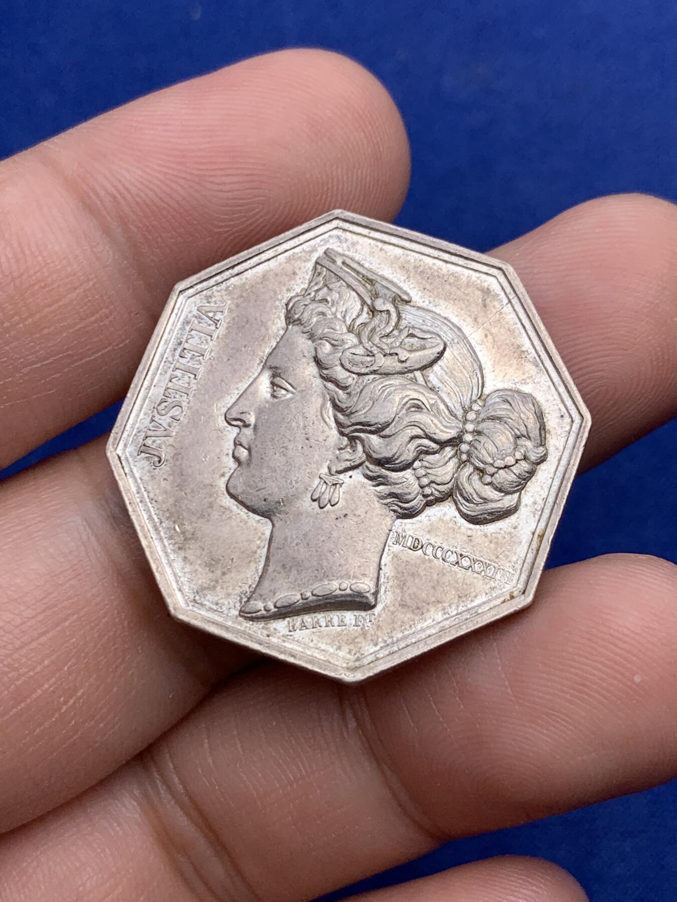 《竞宝斋》第293场- 周日，周一  2场连拍 （全场包邮） 法国法典八角银章 直径30.5mm 克重13.8克 船首边铭