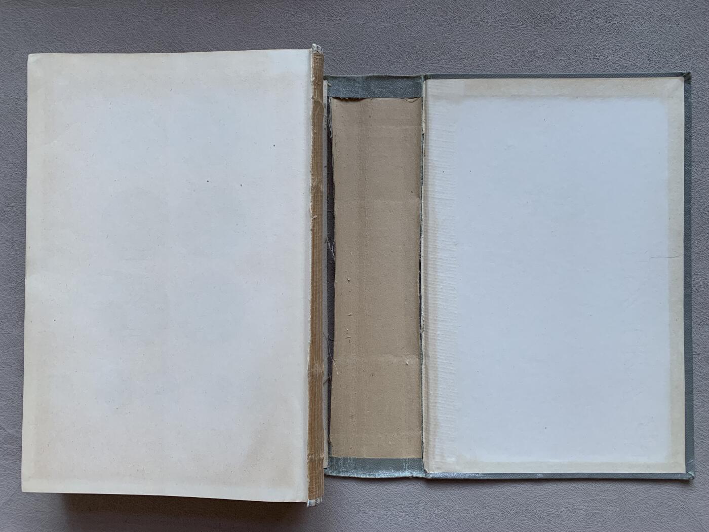 《竞宝斋》第293场- 周日，周一  2场连拍 （全场包邮） 耿爱得《中国币图说汇考》1954年原版，麦稀奇首见。耿爱得原籍奥地利，1902年赴上海英商银行服务，在华从事金融相关工作长达47年，本书图文并茂，研究考证细致全面，资料详实，堪称中国近代机制币不朽之作。精装本，非常厚，细节见图。