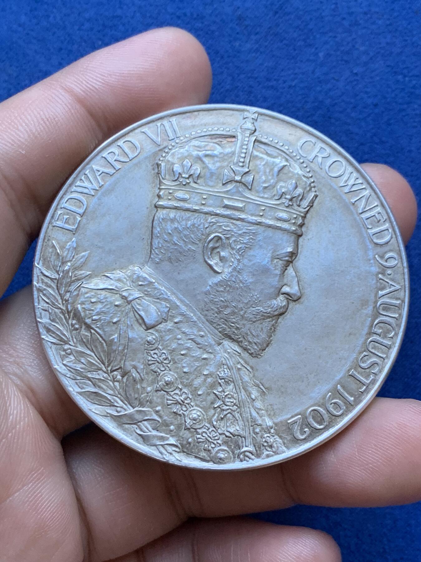 《竞宝斋》第293场- 周日，周一  2场连拍 （全场包邮） 英国1902年爱德华七世登基加冕纪念大银章 原盒，淡淡的黄油彩，自然好味道，品相和光度状态俱佳 55.6mm 86.2g