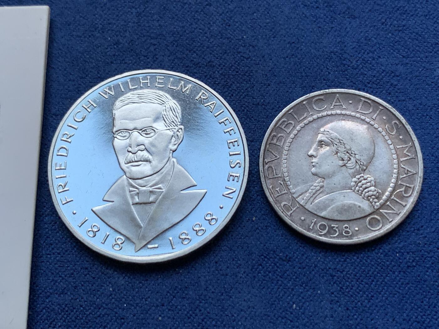 《竞宝斋》第293场- 周日，周一  2场连拍 （全场包邮） 3枚一组 圣马力诺1938年少女5里拉  正面五彩背面黑彩 状态不错+德国1968年人物题材纪念银币  精致币 带镜面光 正面是柏林前市长+加拿大1964年麋鹿25分银币 UNC品相带镜面效果