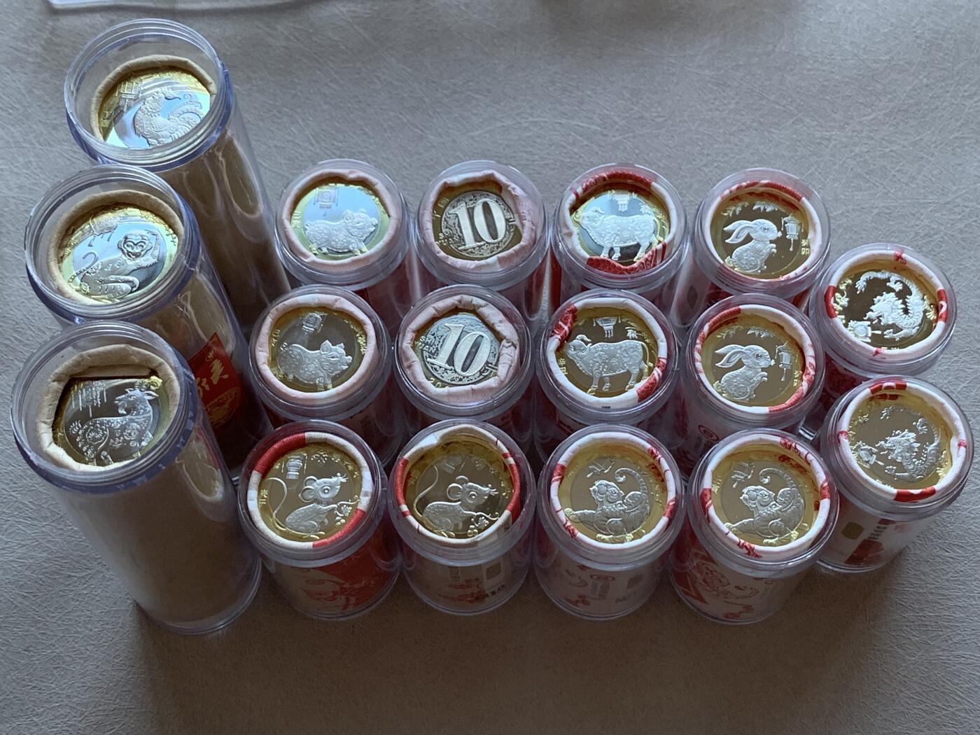 《竞宝斋》第293场- 周日，周一  2场连拍 （全场包邮） 中国  2015-2021年  第二轮生肖10元合金纪念币（羊至龙10个生肖，每款生肖各40枚10元面值，整卷未拆保存良好，送保护桶、盒）