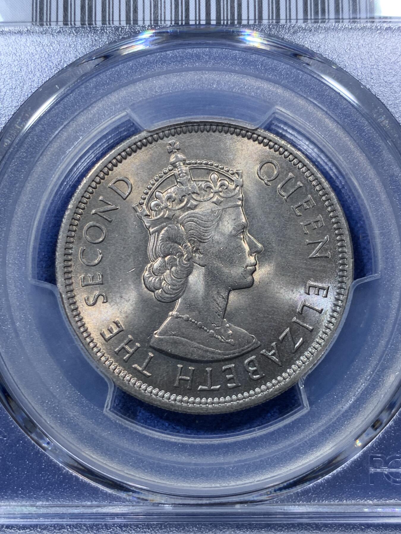 《竞宝斋》第293场- 周日，周一  2场连拍 （全场包邮） PCGS MS66 1973 香港 大一圆 大热品种 这一枚是原卷拆出即送评 因此没有任何使用痕迹 两面转光的同时 女王头面带淡淡的包浆 非常漂亮的一枚 在光线下看效果更是好看 值得收藏！