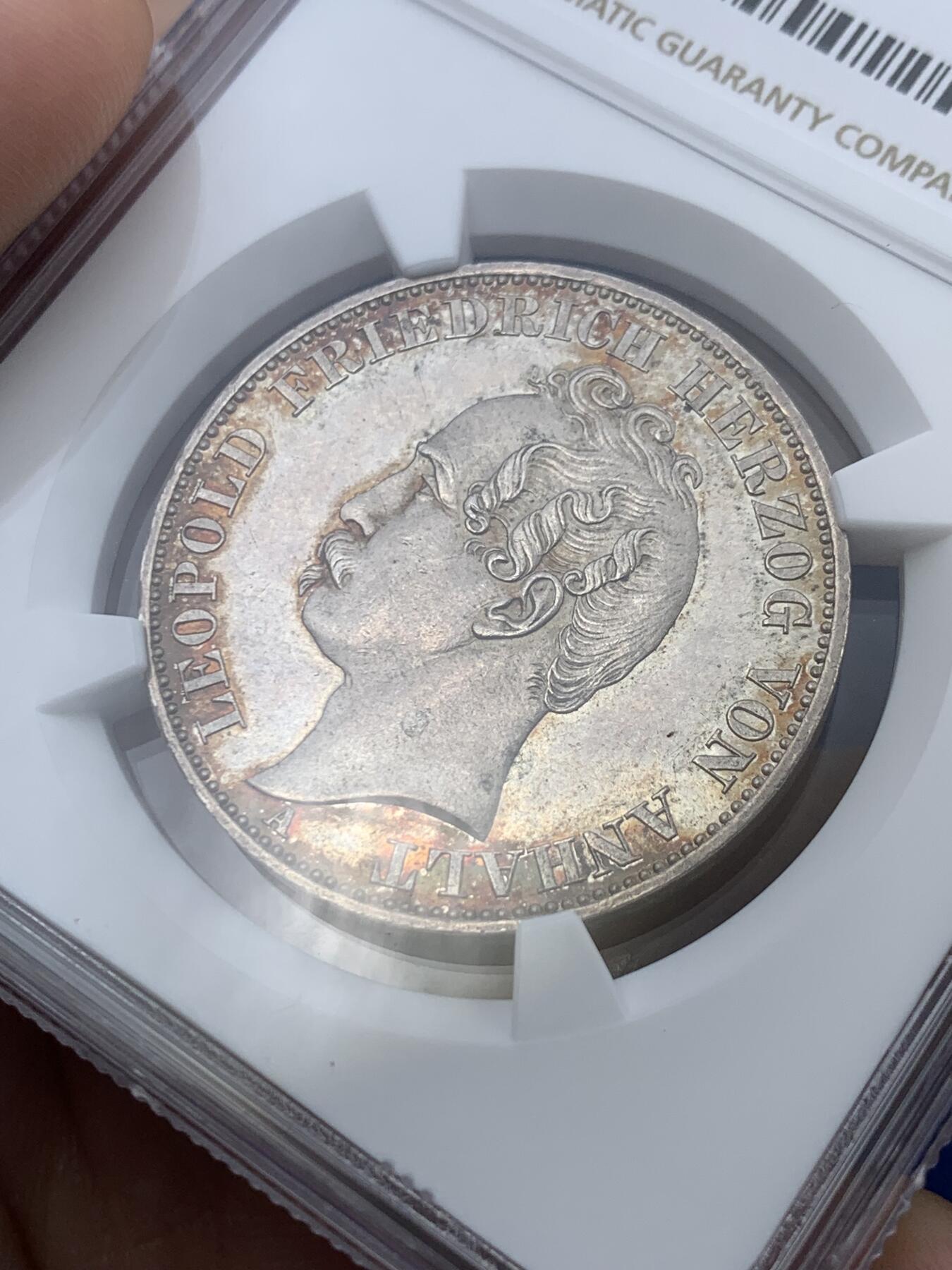 《竞宝斋》第293场- 周日，周一  2场连拍 （全场包邮） NGC MS63 德国 安哈特 德绍 1863年 泰勒银币 卷发猛男时髦造型 淡彩包浆 可藏