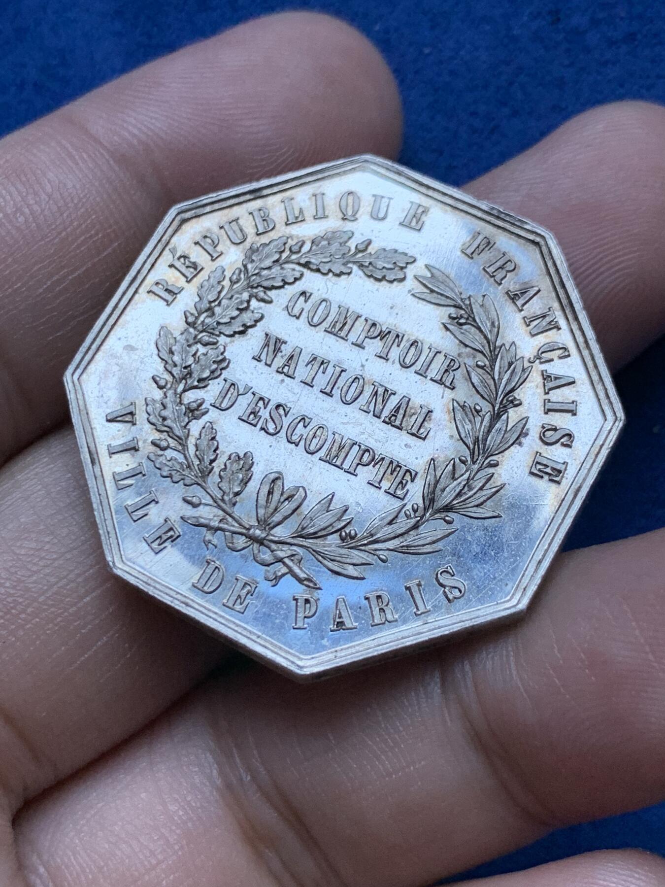 《竞宝斋》第293场- 周日，周一  2场连拍 （全场包邮） 法国巴黎贴现银行八角银章 重量20.2g 对边直径34.6mm 无边铭 含银95% 细节见图