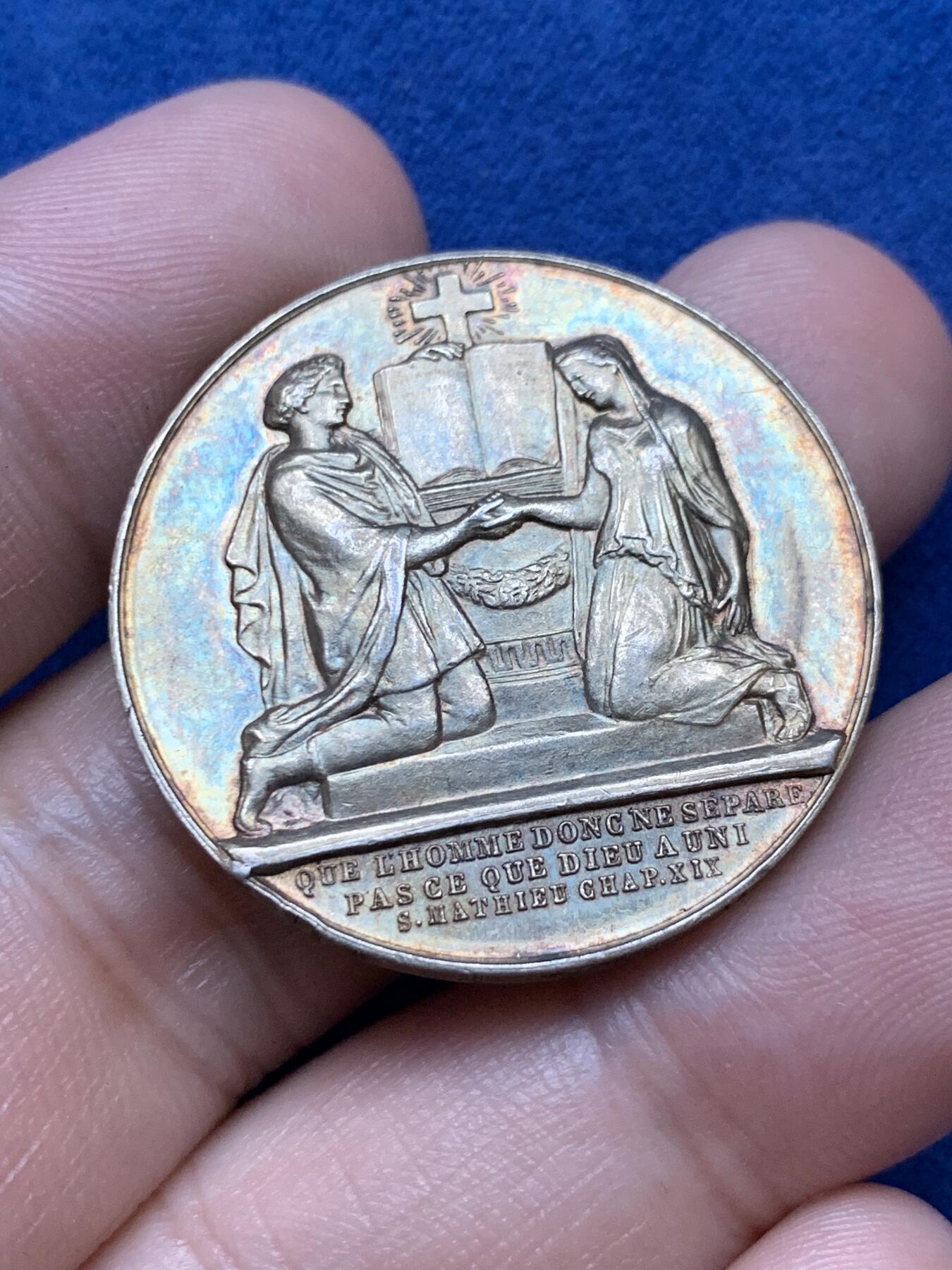 《竞宝斋》第293场- 周日，周一  2场连拍 （全场包邮） 执子之手结婚银章 13.4g 31.7mm 边铭1855 少见版式