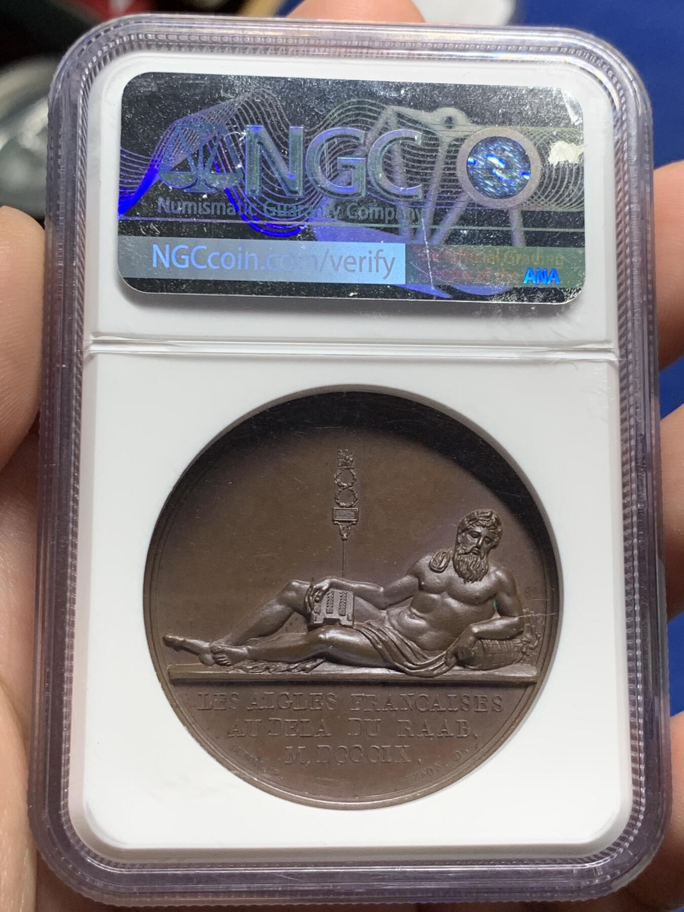 《竞宝斋》第293场- 周日，周一  2场连拍 （全场包邮） 法国奥运开幕式原型来了 就差话筒了 NGC MS66BN 法国 1809 拿破仑 拉布战役 纪念铜章 令人惊叹的细节 双面立体 超越了现代的工艺 N加厚盒装 冠军分