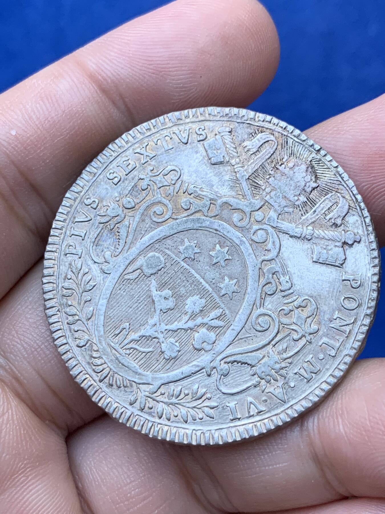 《竞宝斋》第293场- 周日，周一  2场连拍 （全场包邮） 教皇国庇护六世1780年1斯库多大银币 细节XF 少见品种 细节见图