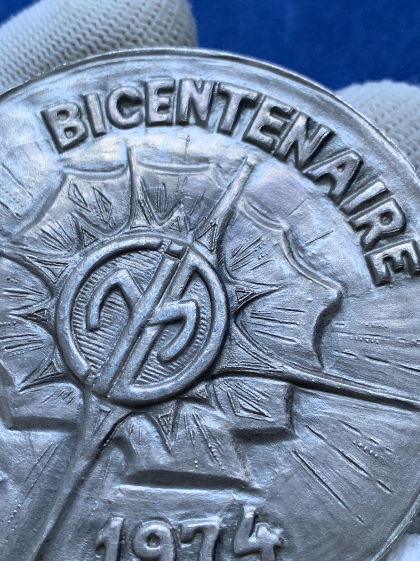 《竞宝斋》第293场- 周日，周一  2场连拍 （全场包邮） 法国1974年大银章 马恩省消防基金200周年纪念银章 清凉少女 直径约67.5mm 厚重约178g 边铭丰饶角1ARGENT 950银