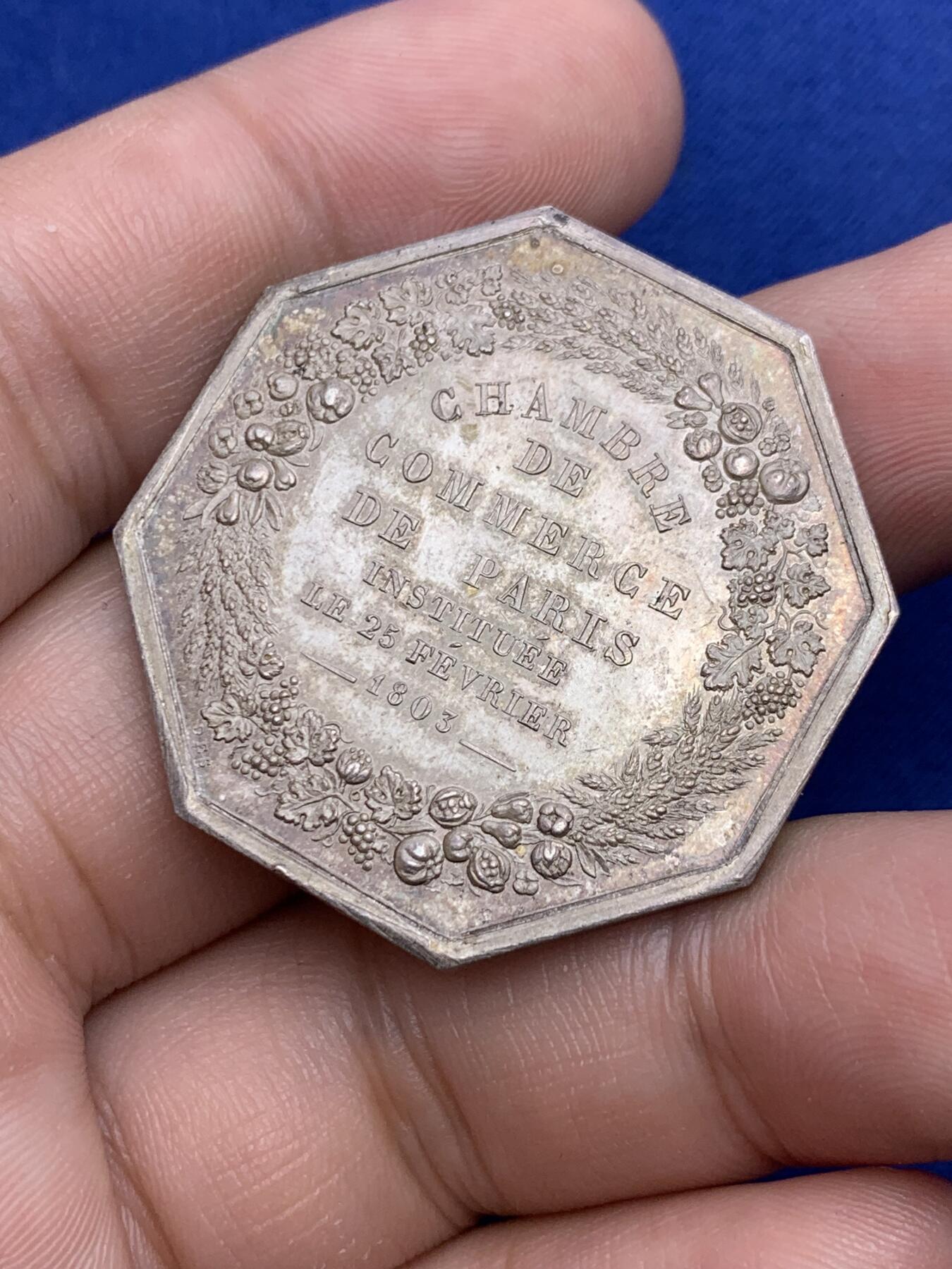 《竞宝斋》第293场- 周日，周一  2场连拍 （全场包邮） 法国巴黎商会八角银质代币 直径36.4mm 重20.9克 手指边铭