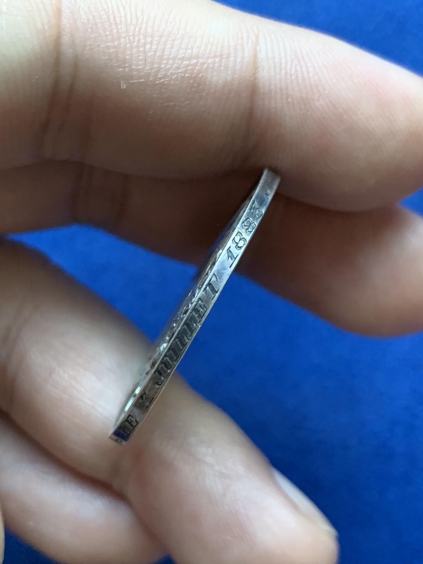 《竞宝斋》第293场- 周日，周一  2场连拍 （全场包邮） 半跪牵手版结婚银章 13.9g 31.7mm 边铭1883 丰饶角银标