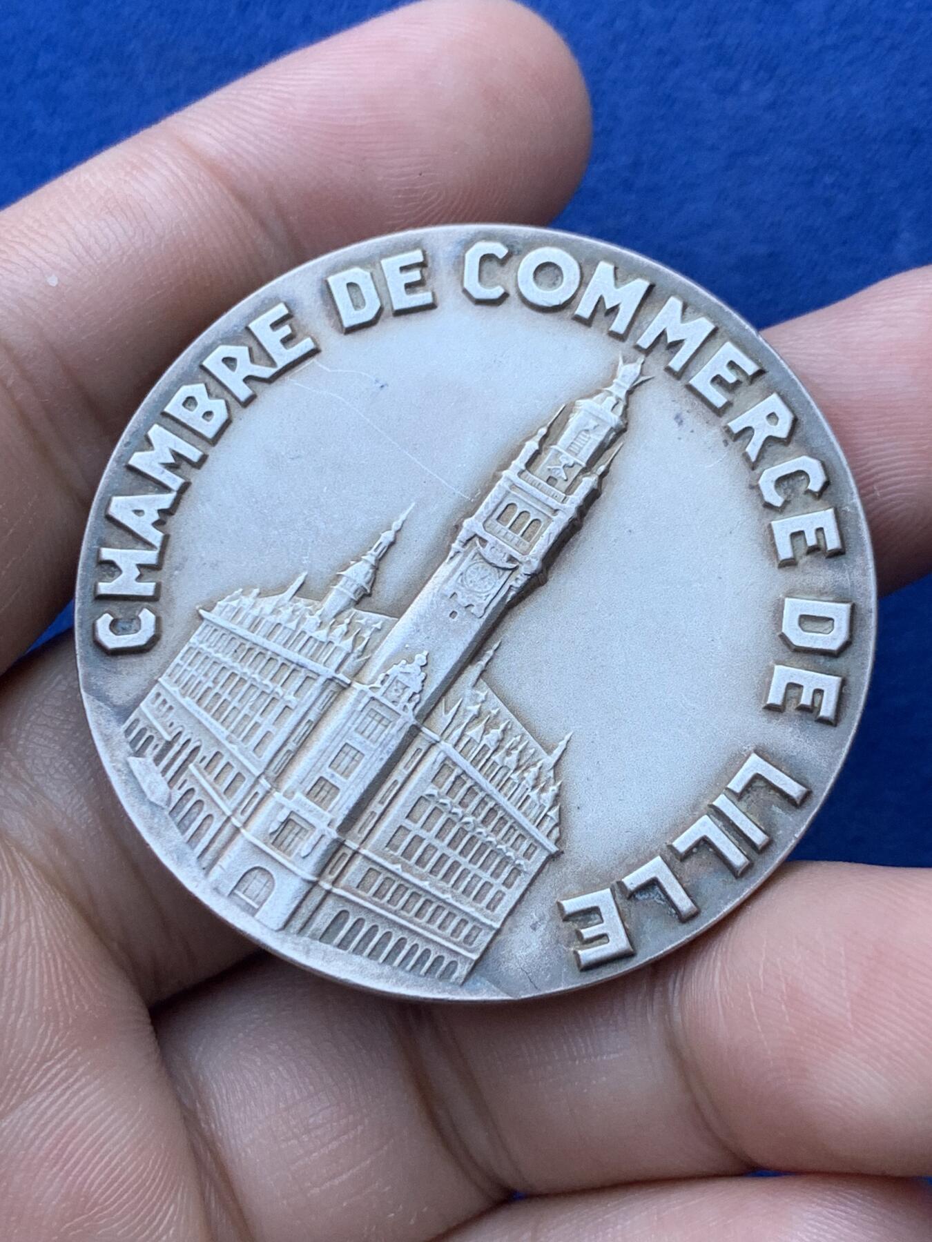 《竞宝斋》第293场- 周日，周一  2场连拍 （全场包邮） 法国银章 商业与工业双女神 背面是里尔商业大楼 作者Robert 直径约44.8mm 重约63.3g 边铭丰饶角1ARGENT 章体厚实 950银