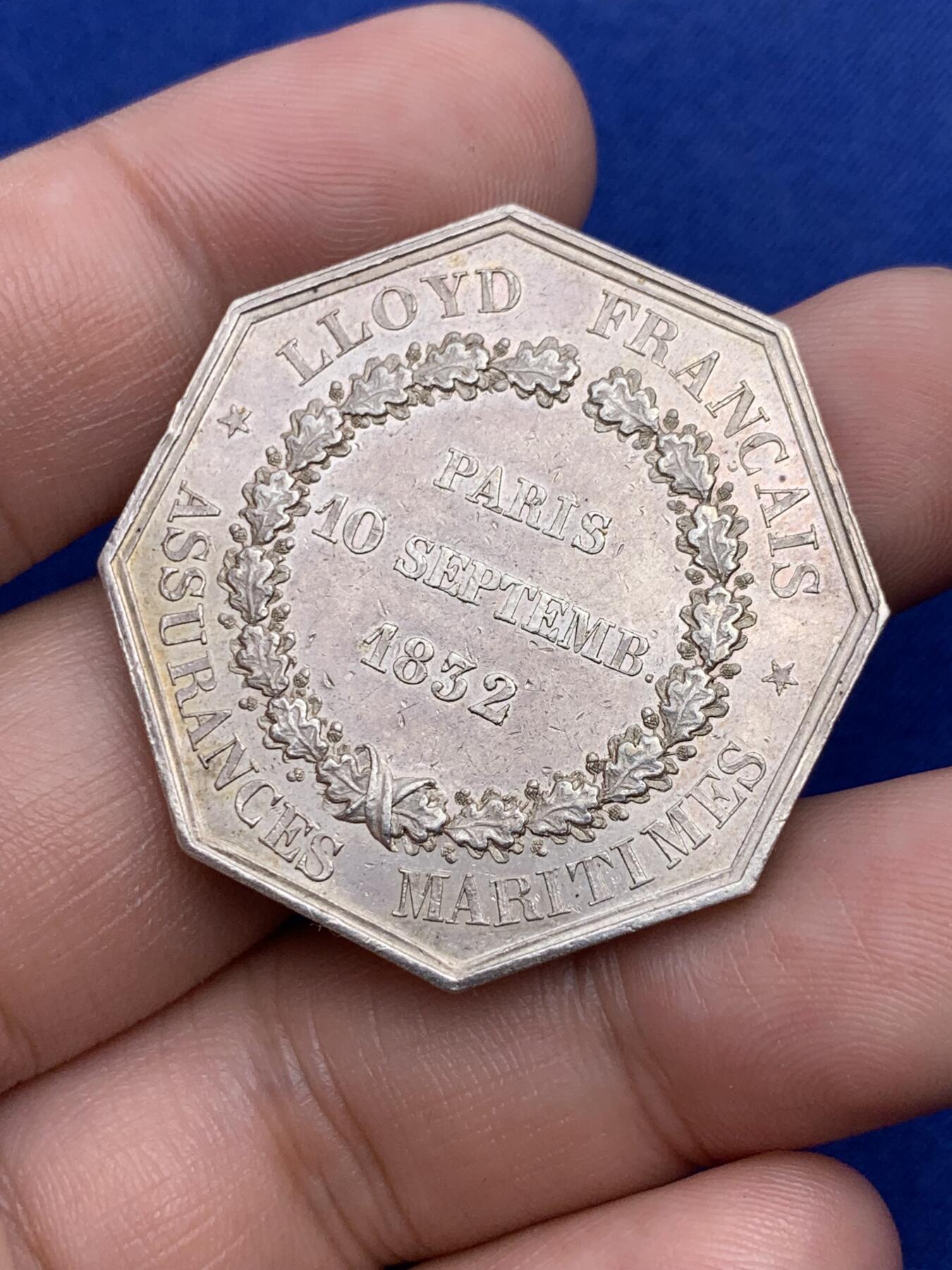 《竞宝斋》第293场- 周日，周一  2场连拍 （全场包邮） 法国1833 拿破仑与解放战争 八角银质代币 直径36.4mm 克重21.3g 早期油灯边铭 少见品种