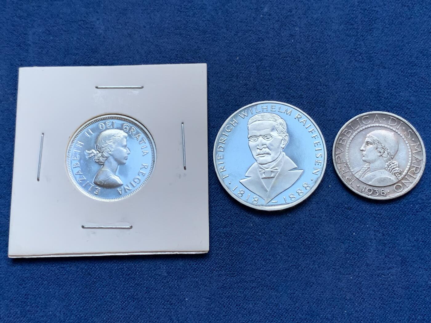 《竞宝斋》第293场- 周日，周一  2场连拍 （全场包邮） 3枚一组 圣马力诺1938年少女5里拉  正面五彩背面黑彩 状态不错+德国1968年人物题材纪念银币  精致币 带镜面光 正面是柏林前市长+加拿大1964年麋鹿25分银币 UNC品相带镜面效果