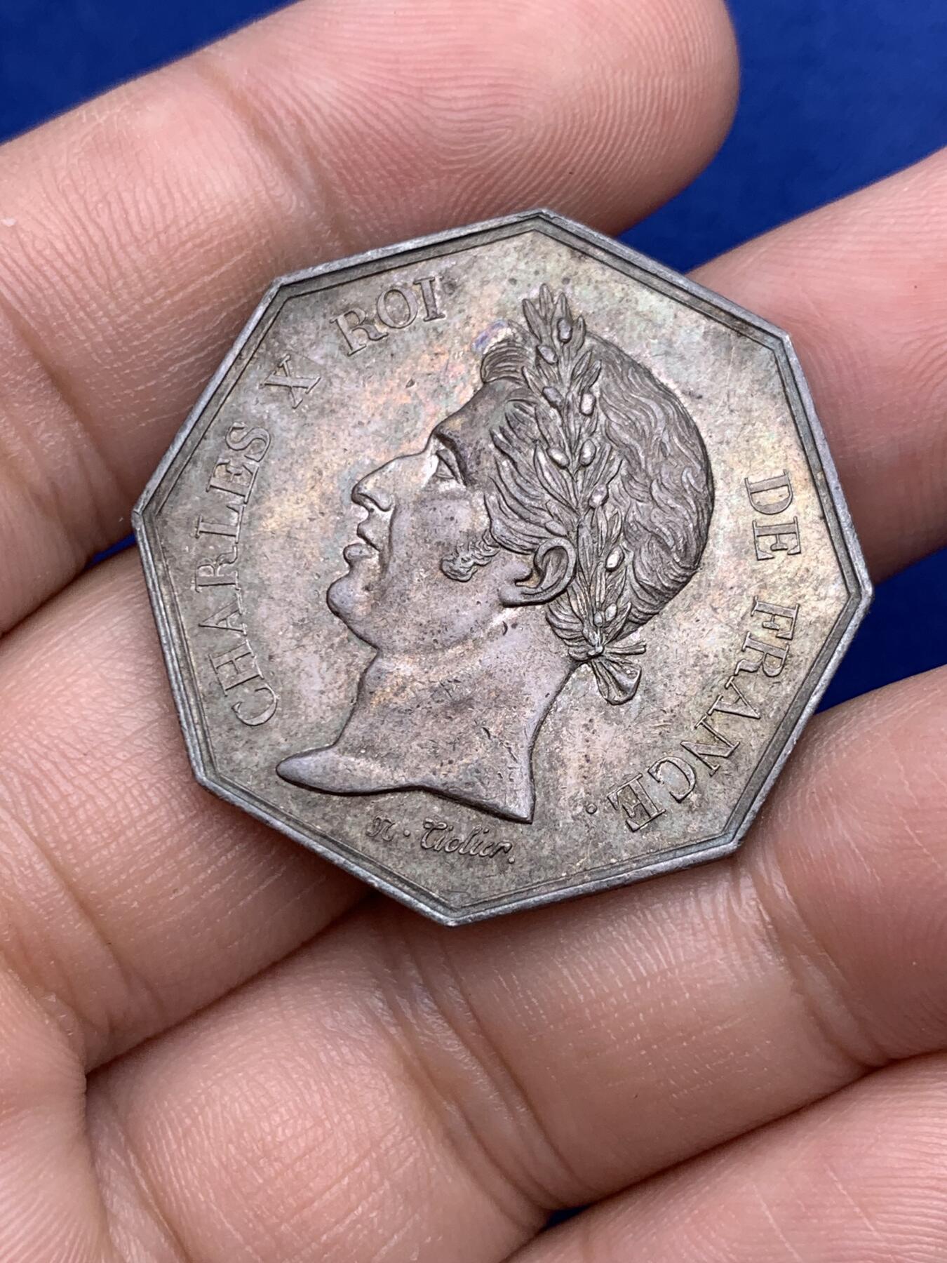 《竞宝斋》第293场- 周日，周一  2场连拍 （全场包邮） 法国勒阿弗尔地区市政委员会八角银质代币 13.35g 31.8mm 早期无边铭 典型的地区火龙纹章 老包浆五彩