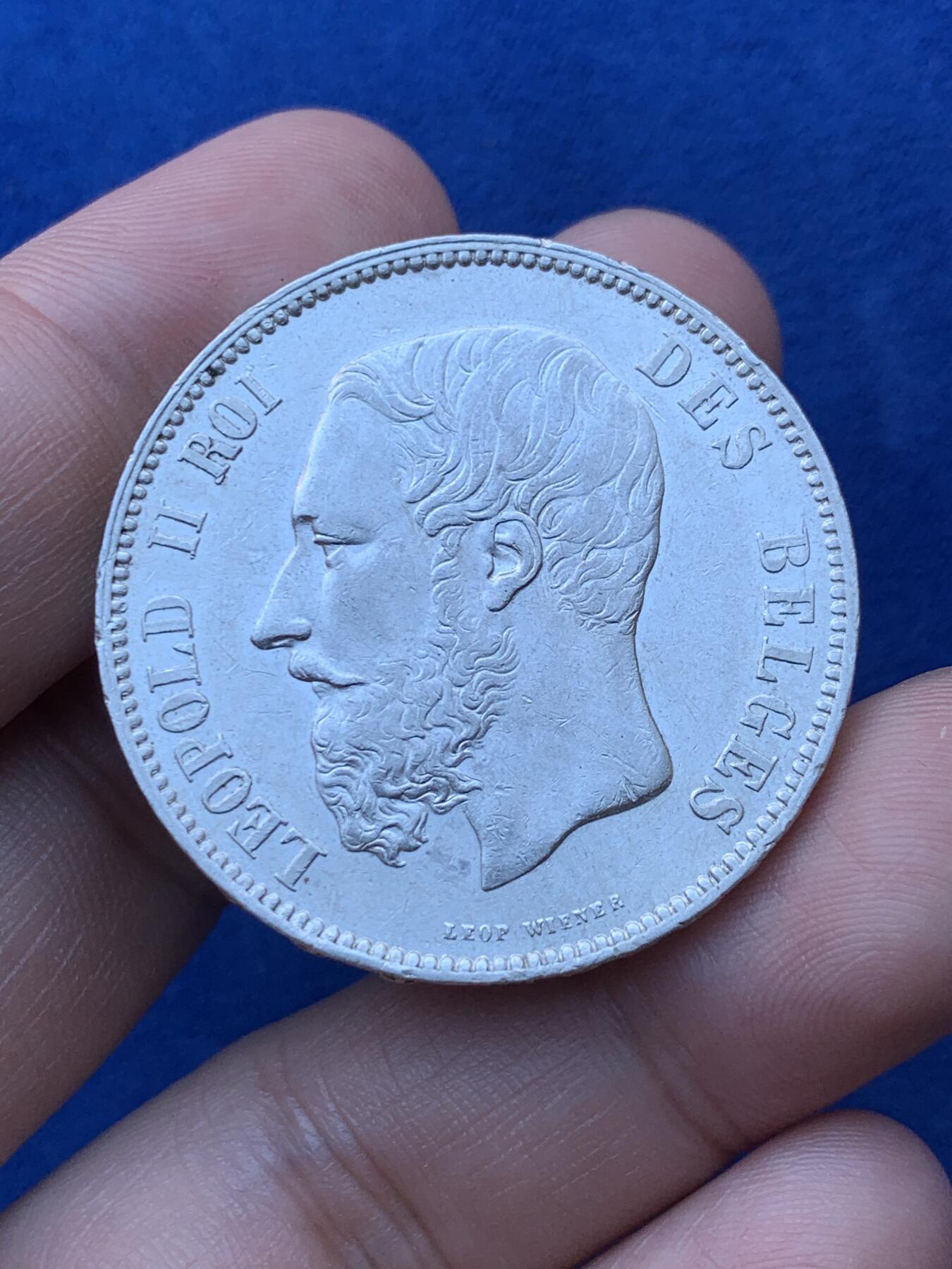 《竞宝斋》第293场- 周日，周一  2场连拍 （全场包邮） 比利时1873年利奥波德二世5法郎银币 边齿割手的品相 底光不错