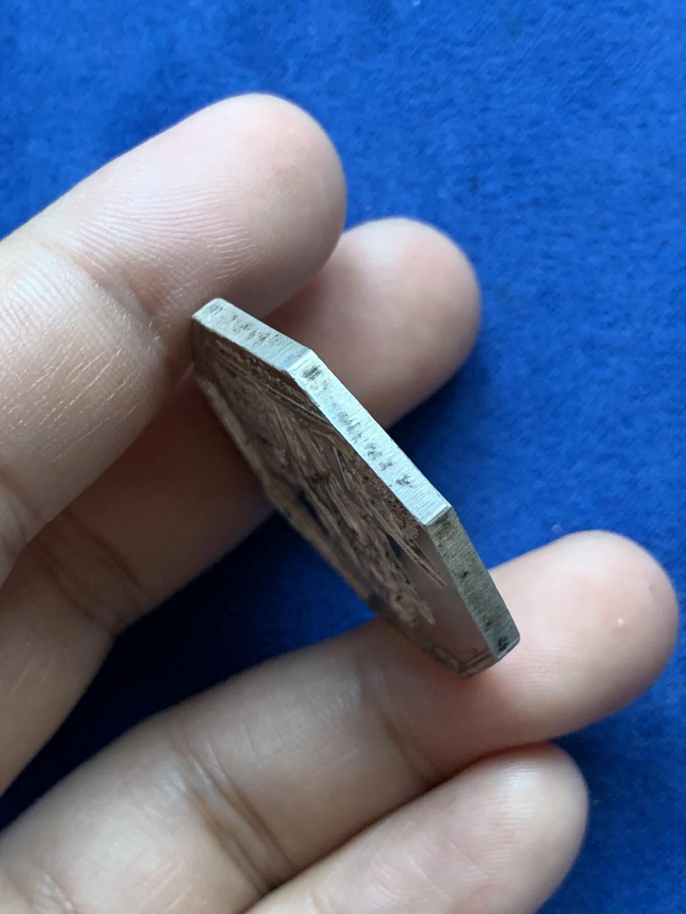 《竞宝斋》第293场- 周日，周一  2场连拍 （全场包邮） 法国巴黎贴现银行八角银章 重量20.2g 对边直径34.6mm 无边铭 含银95% 细节见图