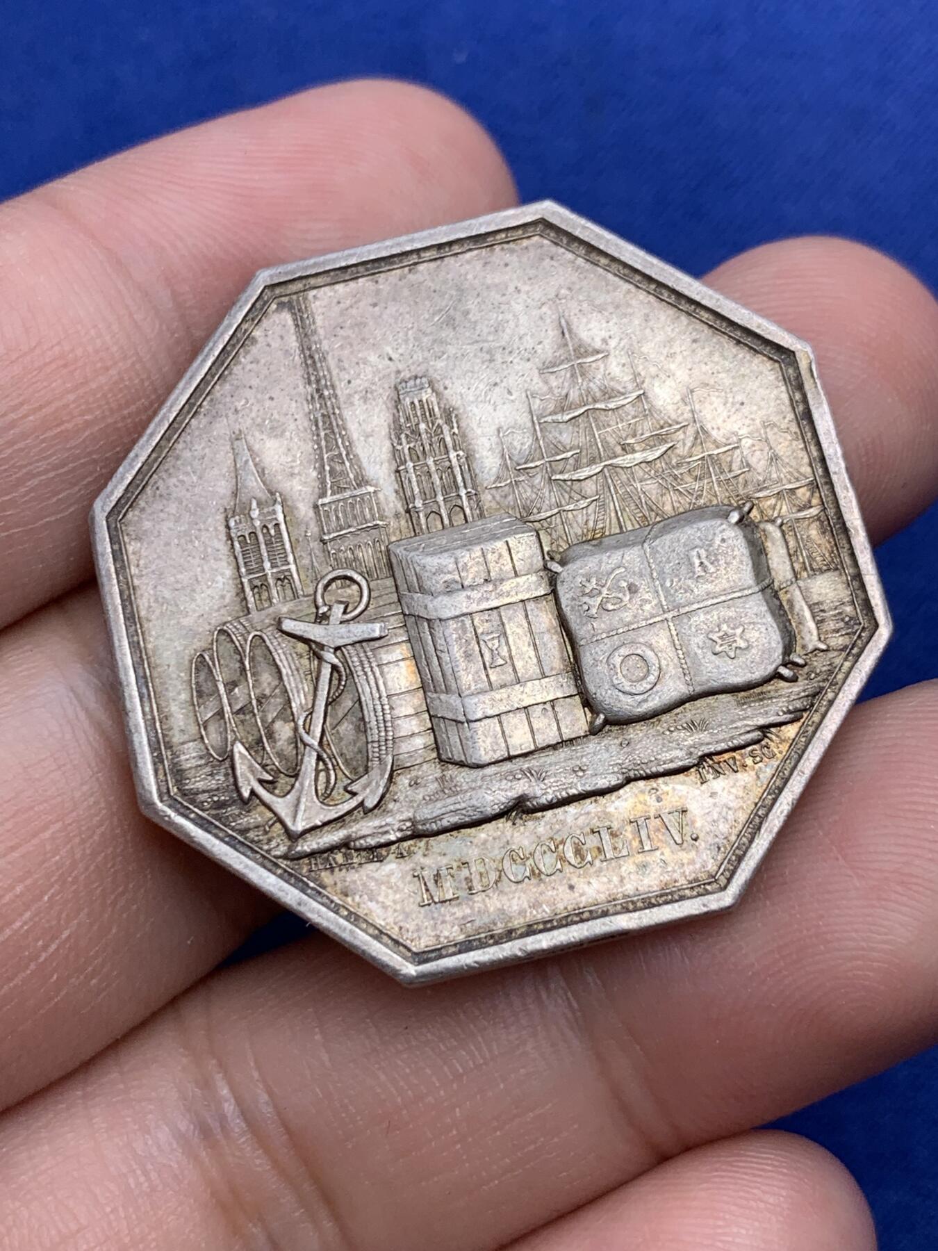 《竞宝斋》第293场- 周日，周一  2场连拍 （全场包邮） 1854法国鲁昂商业贸易公司八角代用银币 40.1mm 19.2克 右手指边铭（1845-1860年）