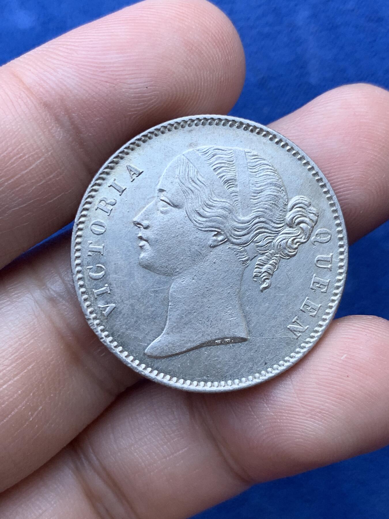 《竞宝斋》第293场- 周日，周一  2场连拍 （全场包邮） 英属印度1840年维多利亚双辫1卢比银币