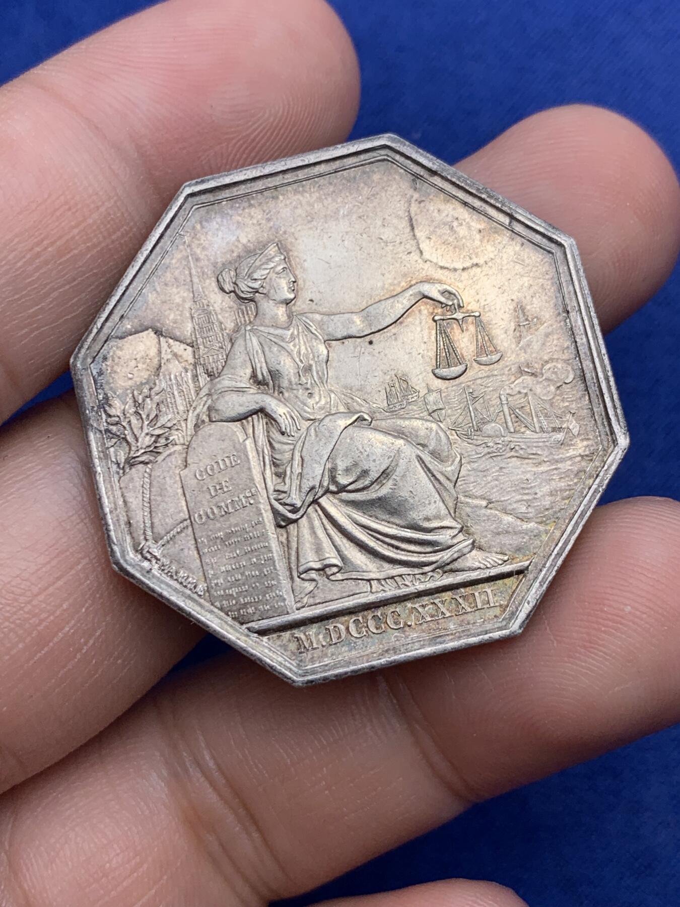 《竞宝斋》第293场- 周日，周一  2场连拍 （全场包邮） 法国鲁昂商事法院八角银质代币 19.9g 36mm 早期油灯边铭 背面带彩