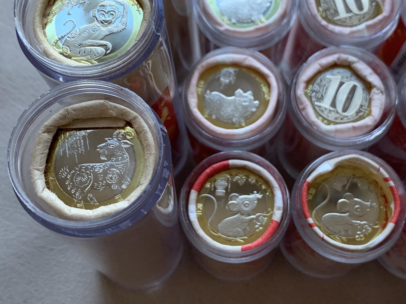 《竞宝斋》第293场- 周日，周一  2场连拍 （全场包邮） 中国  2015-2021年  第二轮生肖10元合金纪念币（羊至龙10个生肖，每款生肖各40枚10元面值，整卷未拆保存良好，送保护桶、盒）