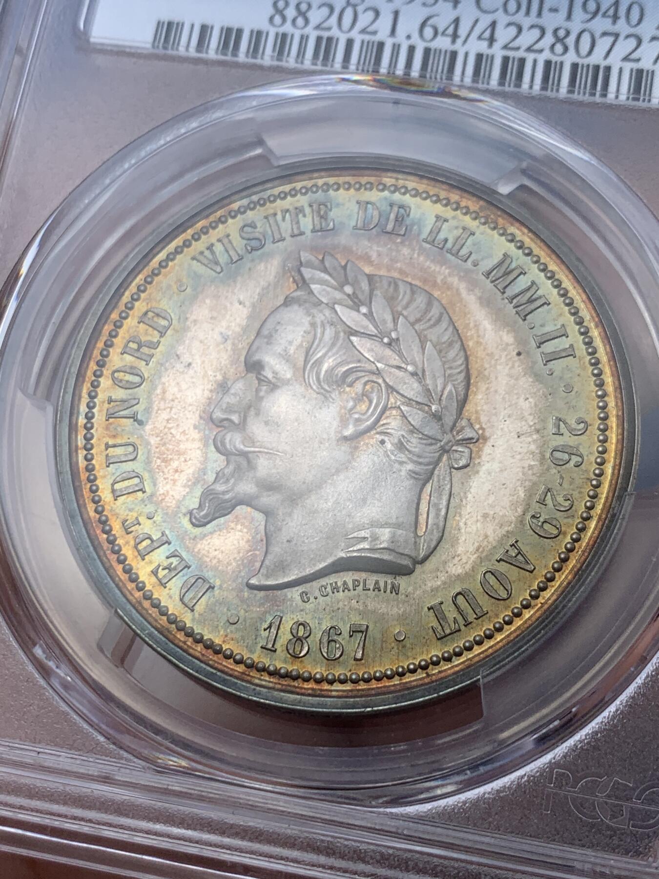 《竞宝斋》第293场- 周日，周一  2场连拍 （全场包邮） PCGS SP64 唯一亚军 法国1867年拿破仑三世参访里尔大银章，背面持剑女武神，细节惊人。类精制底板，顶级幻彩包浆，仅1枚更高分65。此前65分麦稀奇4月份3400元不含佣成交