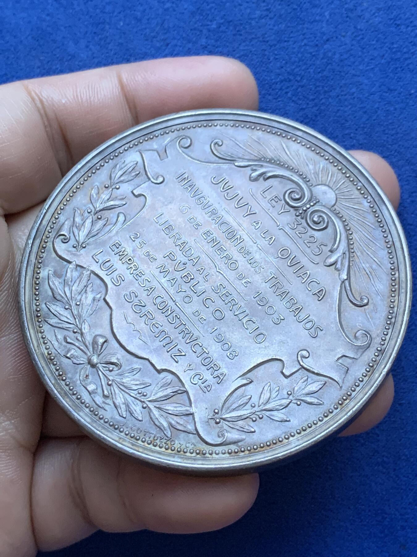 《竞宝斋》第293场- 周日，周一  2场连拍 （全场包邮） 1908阿根廷到玻利维亚的铁路开通纪念章 镀银铜章 大规格 直径65.5MM 约129克 少见南美