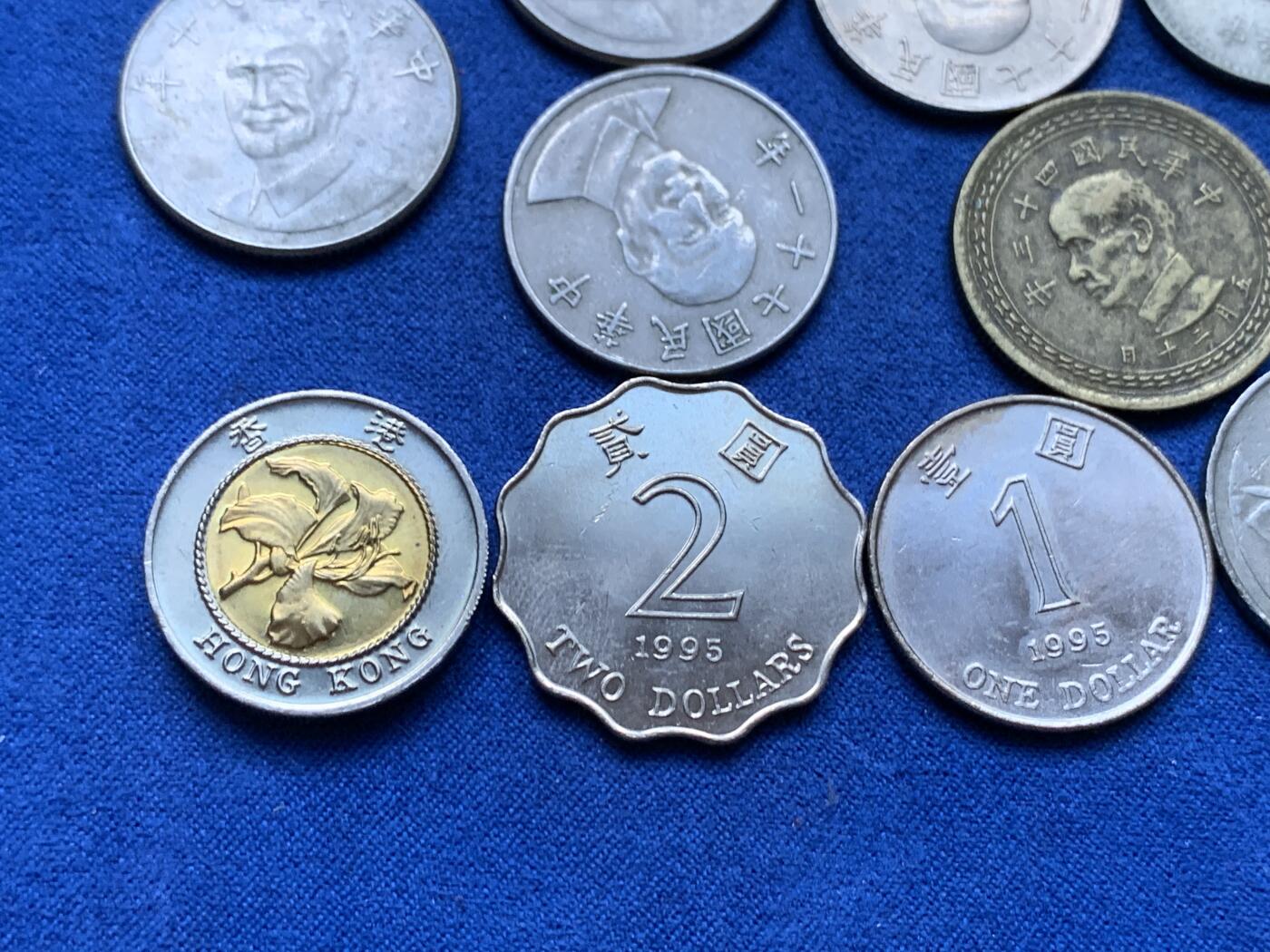 《竞宝斋》第293场- 周日，周一  2场连拍 （全场包邮） 16枚一组 港澳台流通币套装 明细：好品巧克力包浆地瓜五角1枚＋早期民国49年份兰花一元2枚+蒋介石像10元台币10枚＋全新卷拆香港流通币3枚