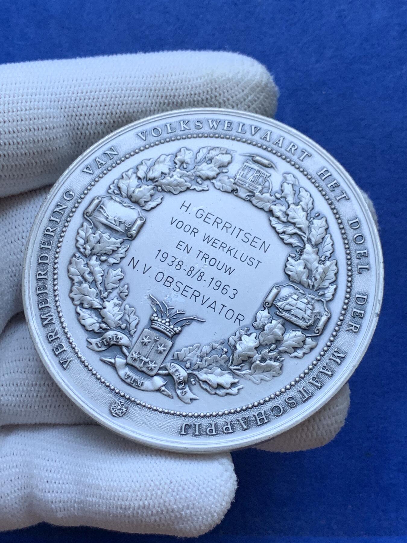 《竞宝斋》第293场- 周日，周一  2场连拍 （全场包邮） 荷兰大银章 胜利女神 荷兰工业和贸易协会银质奖章 1963年实发 品相好 直径约62.9mm 重约73.4g 带边铭 细节见图