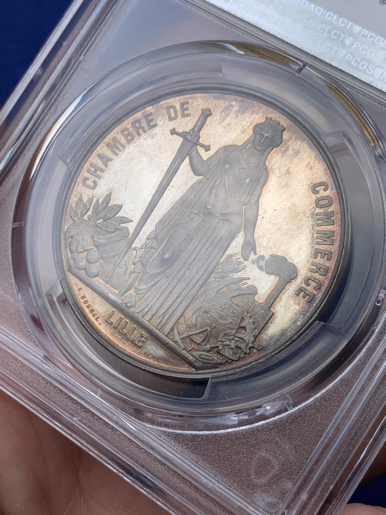 《竞宝斋》第293场- 周日，周一  2场连拍 （全场包邮） PCGS SP64 唯一亚军 法国1867年拿破仑三世参访里尔大银章，背面持剑女武神，细节惊人。类精制底板，顶级幻彩包浆，仅1枚更高分65。此前65分麦稀奇4月份3400元不含佣成交