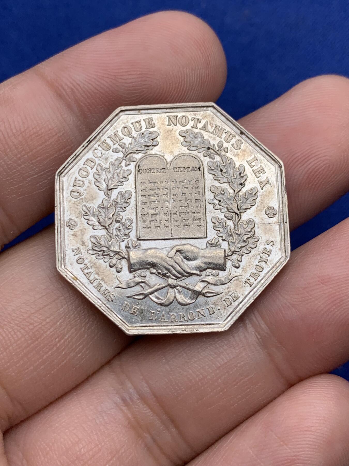 《竞宝斋》第293场- 周日，周一  2场连拍 （全场包邮） 法国法典八角银章 直径30.5mm 克重13.8克 船首边铭