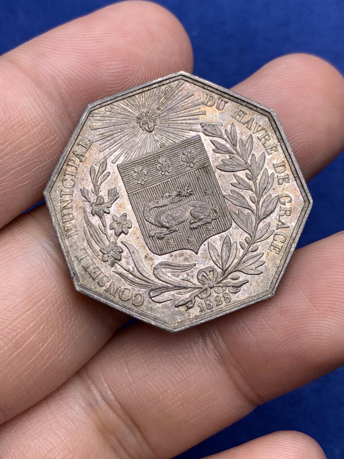 《竞宝斋》第293场- 周日，周一  2场连拍 （全场包邮） 法国勒阿弗尔地区市政委员会八角银质代币 13.35g 31.8mm 早期无边铭 典型的地区火龙纹章 老包浆五彩