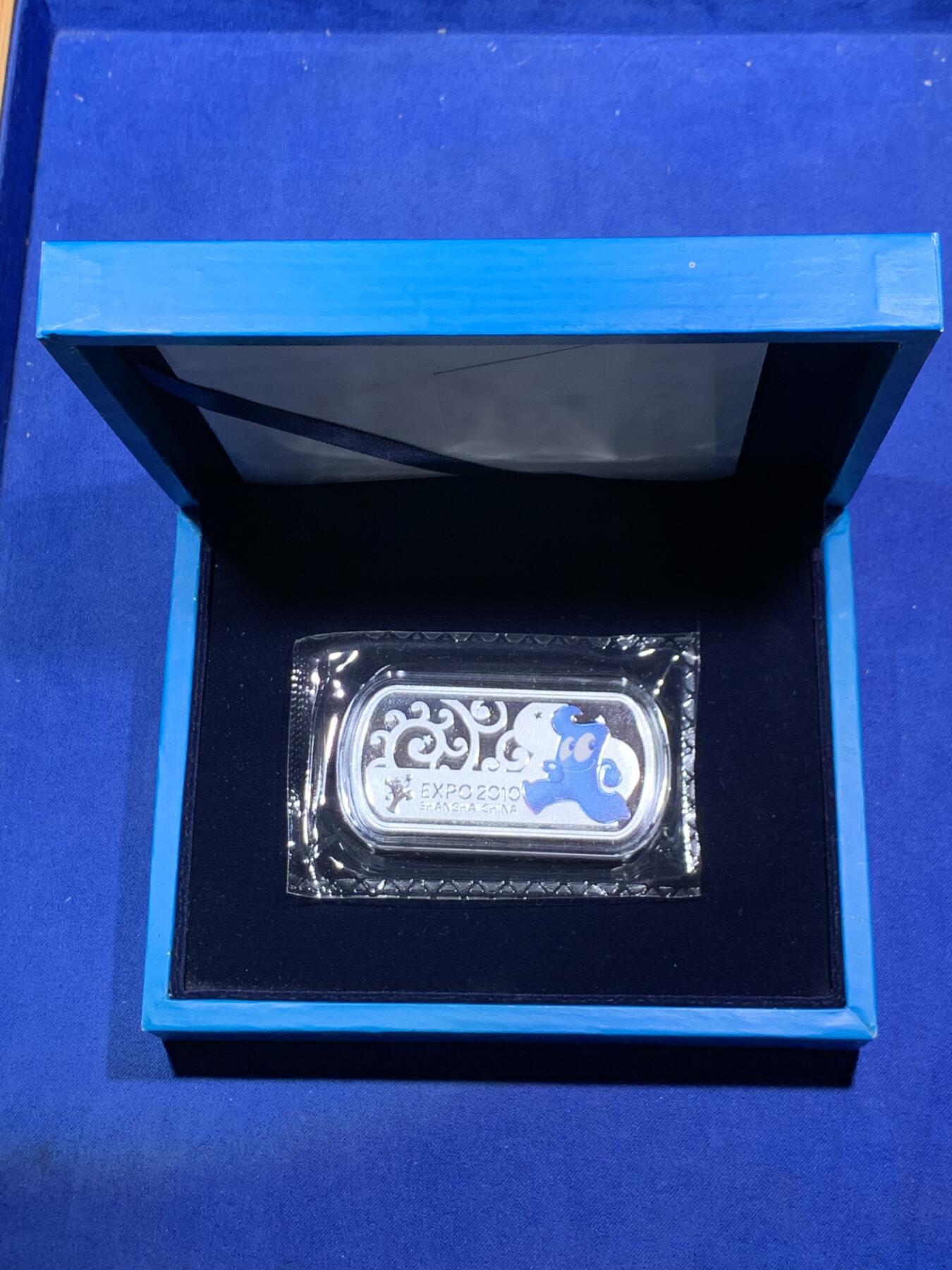 《竞宝斋》第293场- 周日，周一  2场连拍 （全场包邮） 2010年上海世博会吉祥物纪念银条 28克 Ag.999