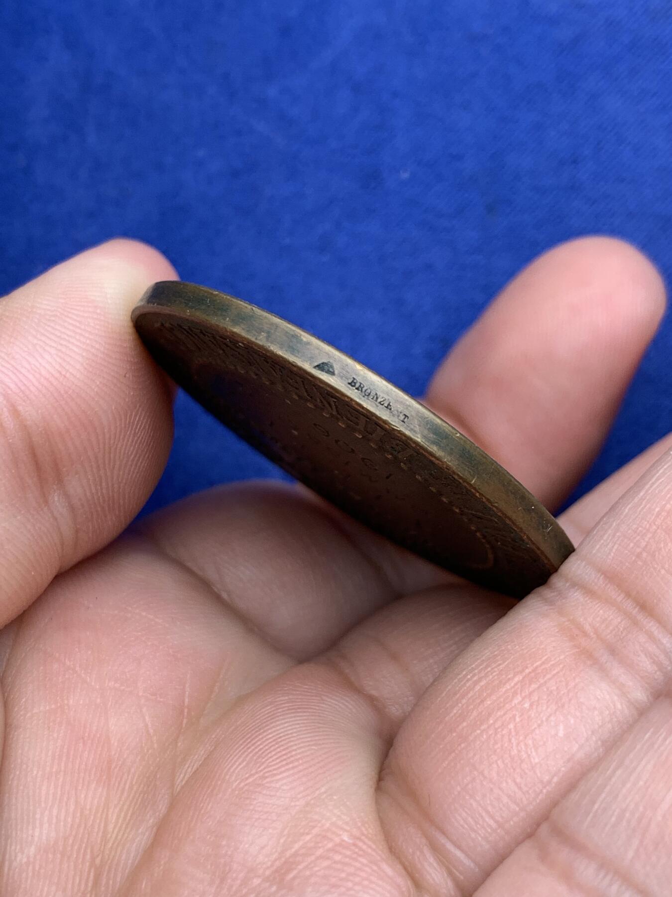 《竞宝斋》第293场- 周日，周一  2场连拍 （全场包邮） 法国公共保险铜章 包浆均匀 盾徽细致 41mm 31.4g