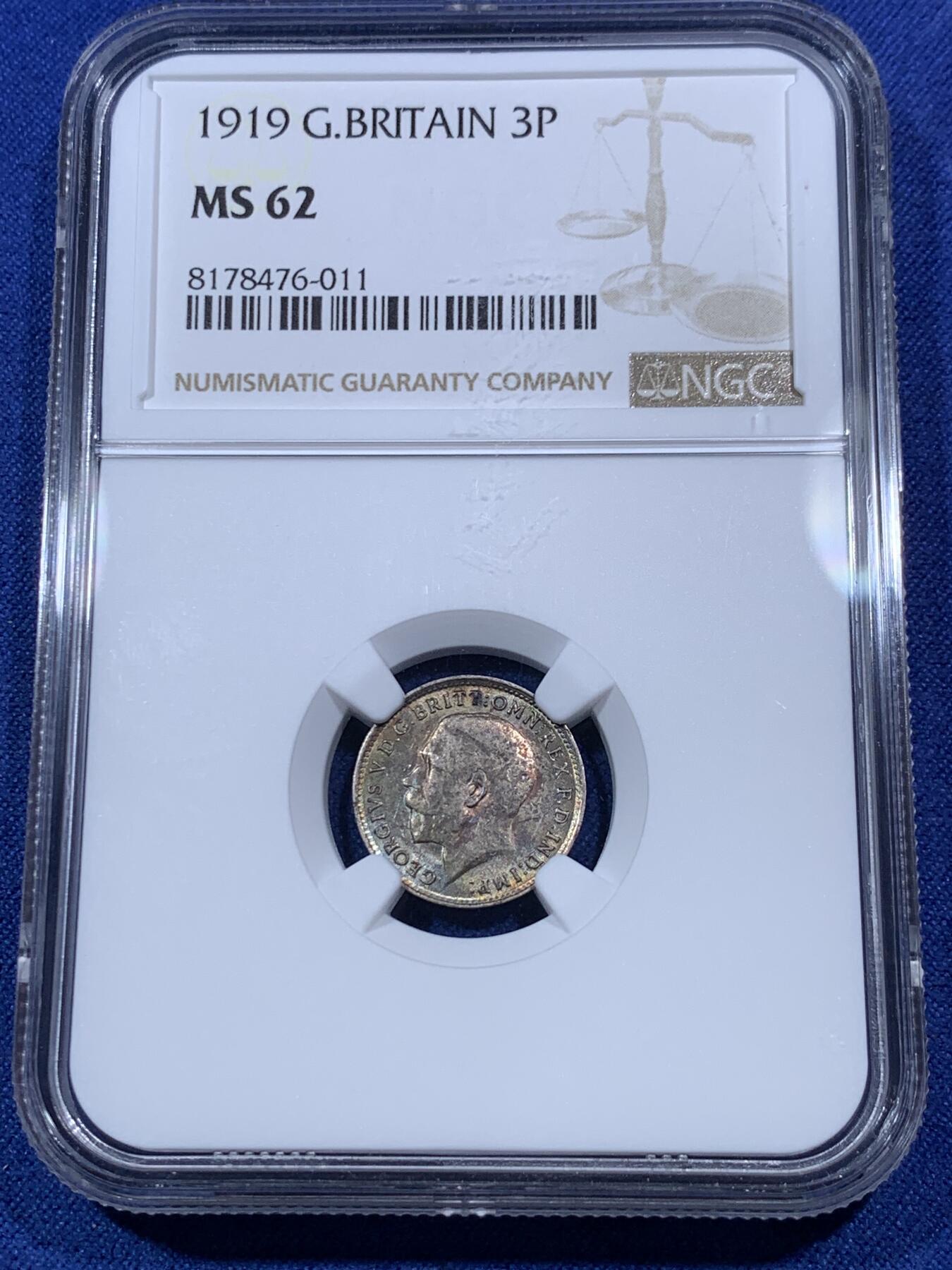 《竞宝斋》第293场- 周日，周一  2场连拍 （全场包邮） NGC MS62 英国1919年乔治五世3便士银币 亚军分，高银版末年，流通银币中的最小面值，作为日常流通中不可或缺的找零，保留着未流通品质，非常难得。两面深色五彩，自然过渡，是爱好彩币的玩家最物美价廉的英国银币选择。